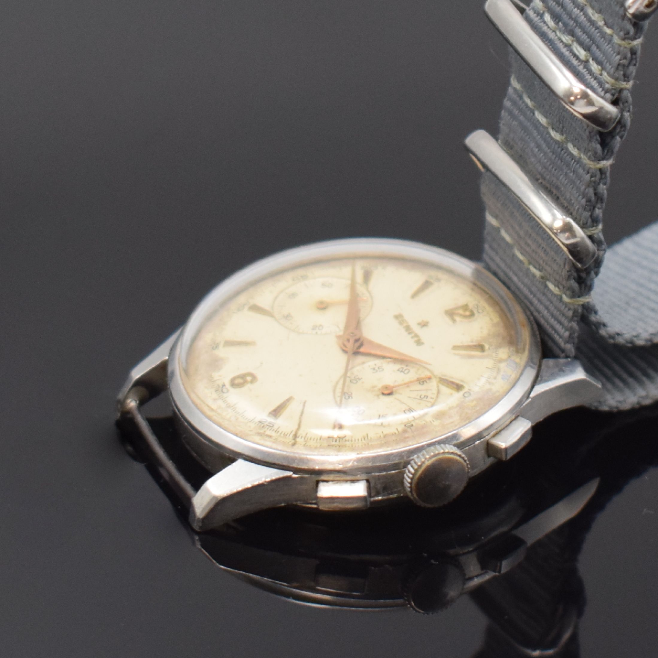 Detail b: ZENITH Schaltradchronograph 37 mm in Stahl, Schweiz um 1950, Handaufzug, sign. Geh. ohne Nummer, Boden m. jugoslawischem Wappen, Krone zu ers., orig. ...