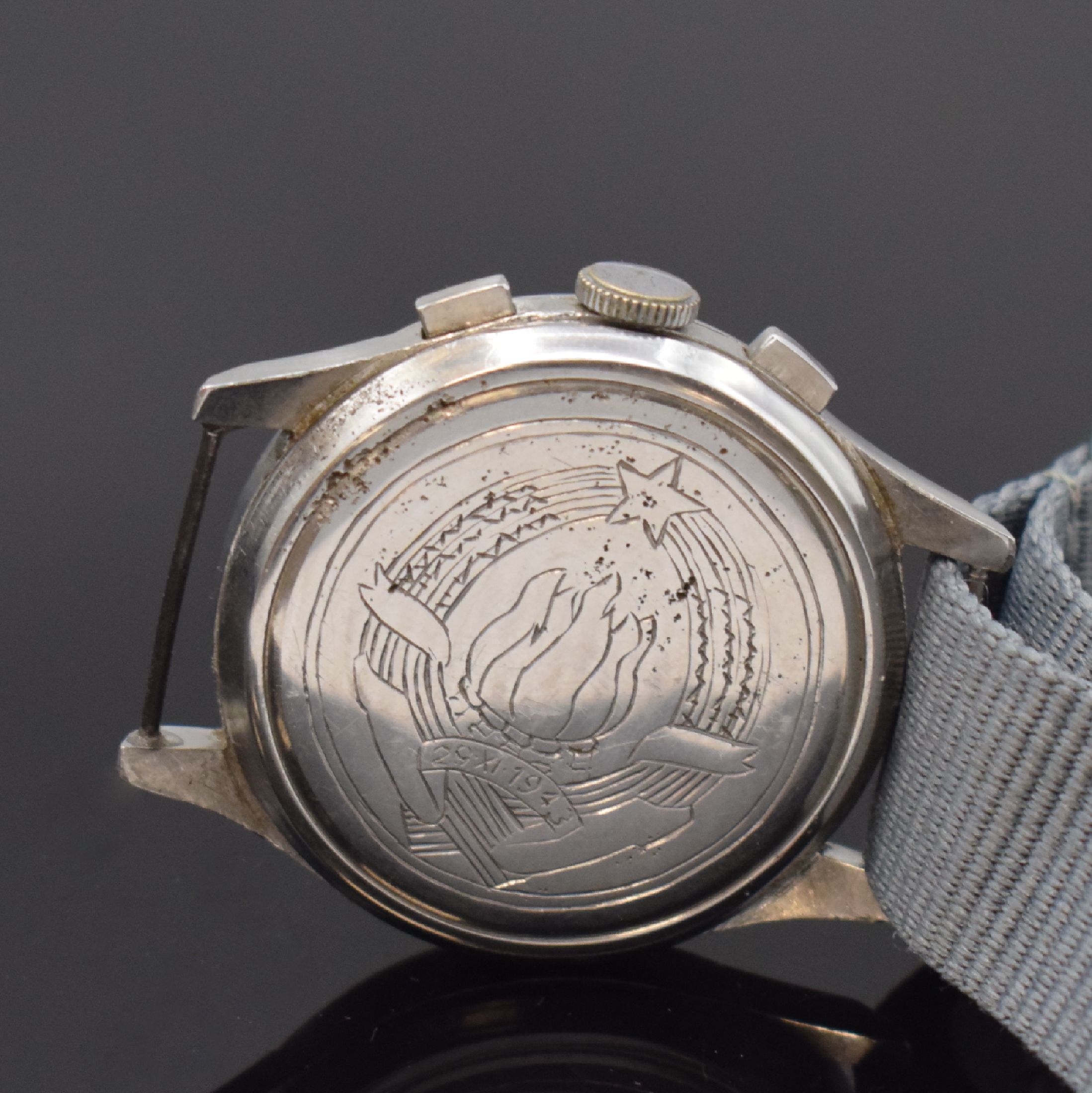 Detail c: ZENITH Schaltradchronograph 37 mm in Stahl, Schweiz um 1950, Handaufzug, sign. Geh. ohne Nummer, Boden m. jugoslawischem Wappen, Krone zu ers., orig. ...