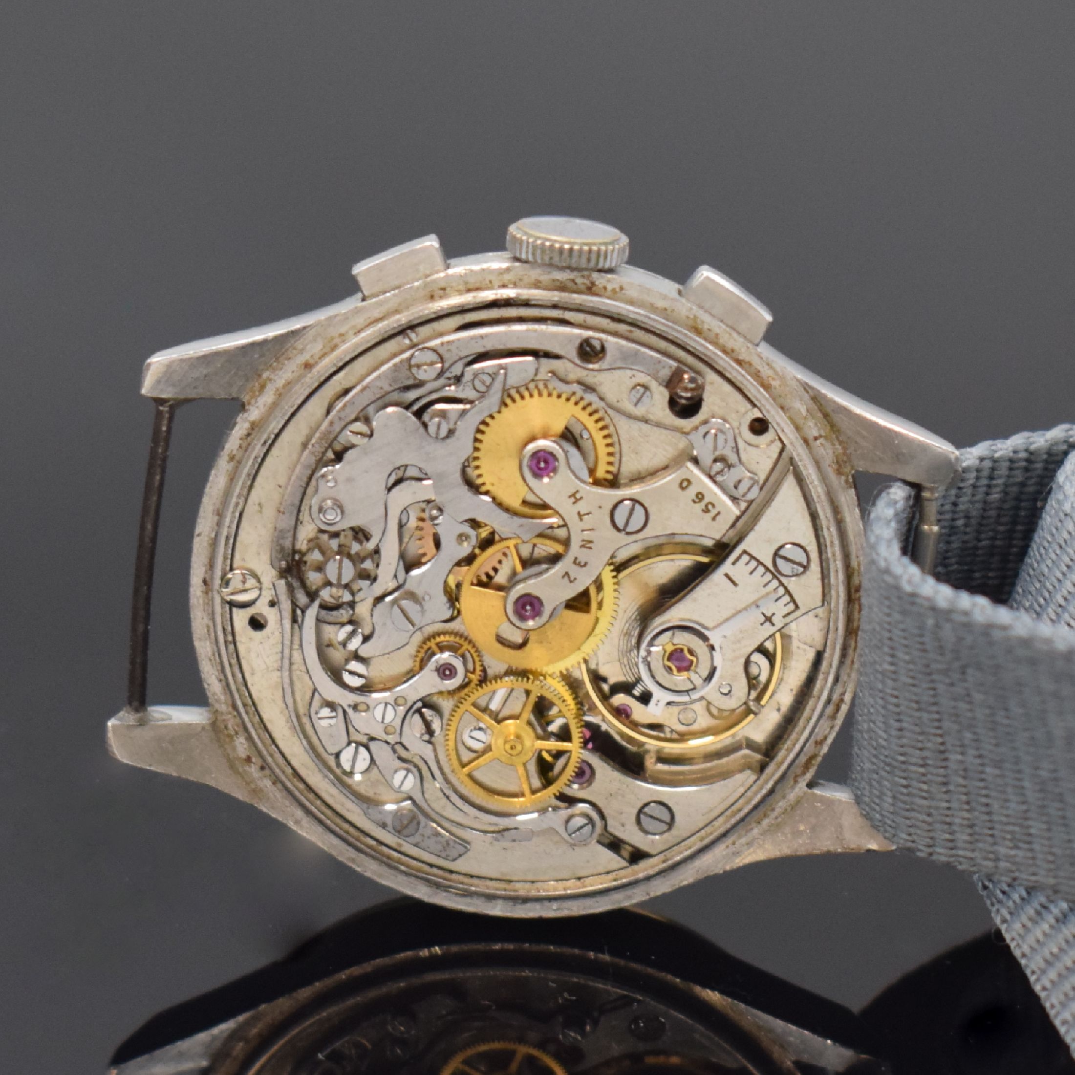 Detail d: ZENITH Schaltradchronograph 37 mm in Stahl, Schweiz um 1950, Handaufzug, sign. Geh. ohne Nummer, Boden m. jugoslawischem Wappen, Krone zu ers., orig. ...