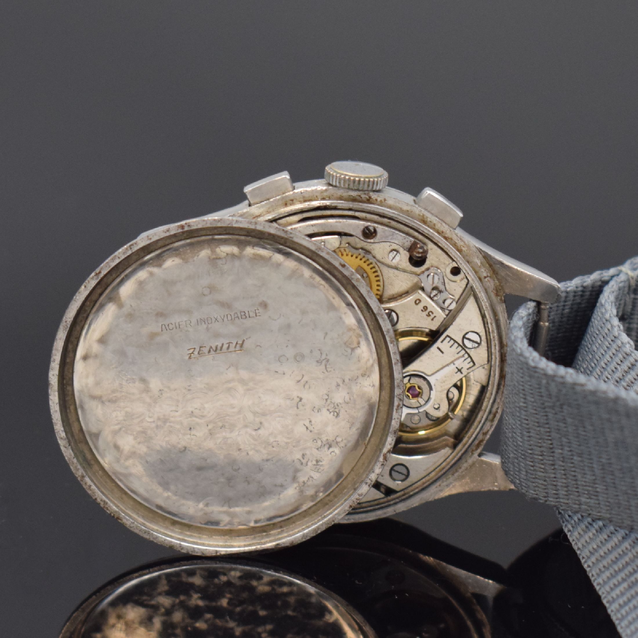Detail e: ZENITH Schaltradchronograph 37 mm in Stahl, Schweiz um 1950, Handaufzug, sign. Geh. ohne Nummer, Boden m. jugoslawischem Wappen, Krone zu ers., orig. ...