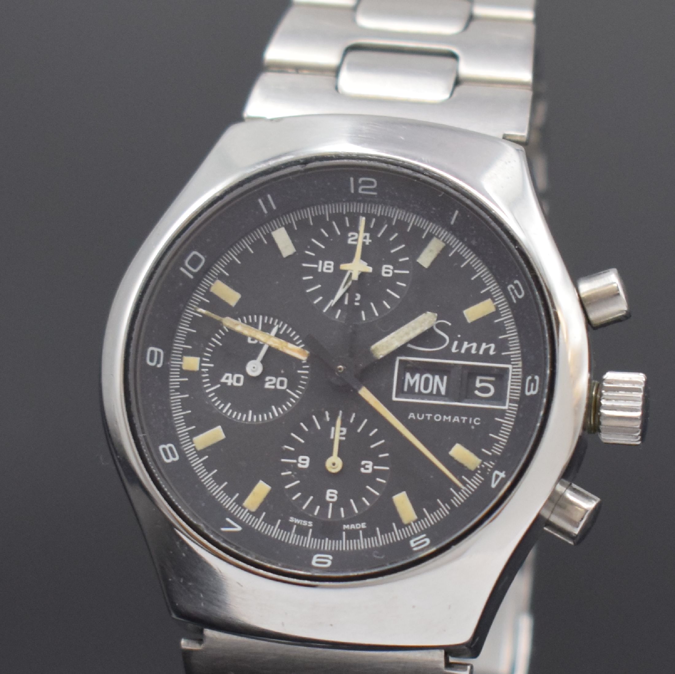 Detail a: SINN Herrenarmbanduhr mit Chronograph in Stahl, Schweiz um 1990, Automatik, neutr. Gliederband m. Faltschl., Boden verschr., schwarzes Zifferbl. m. ...