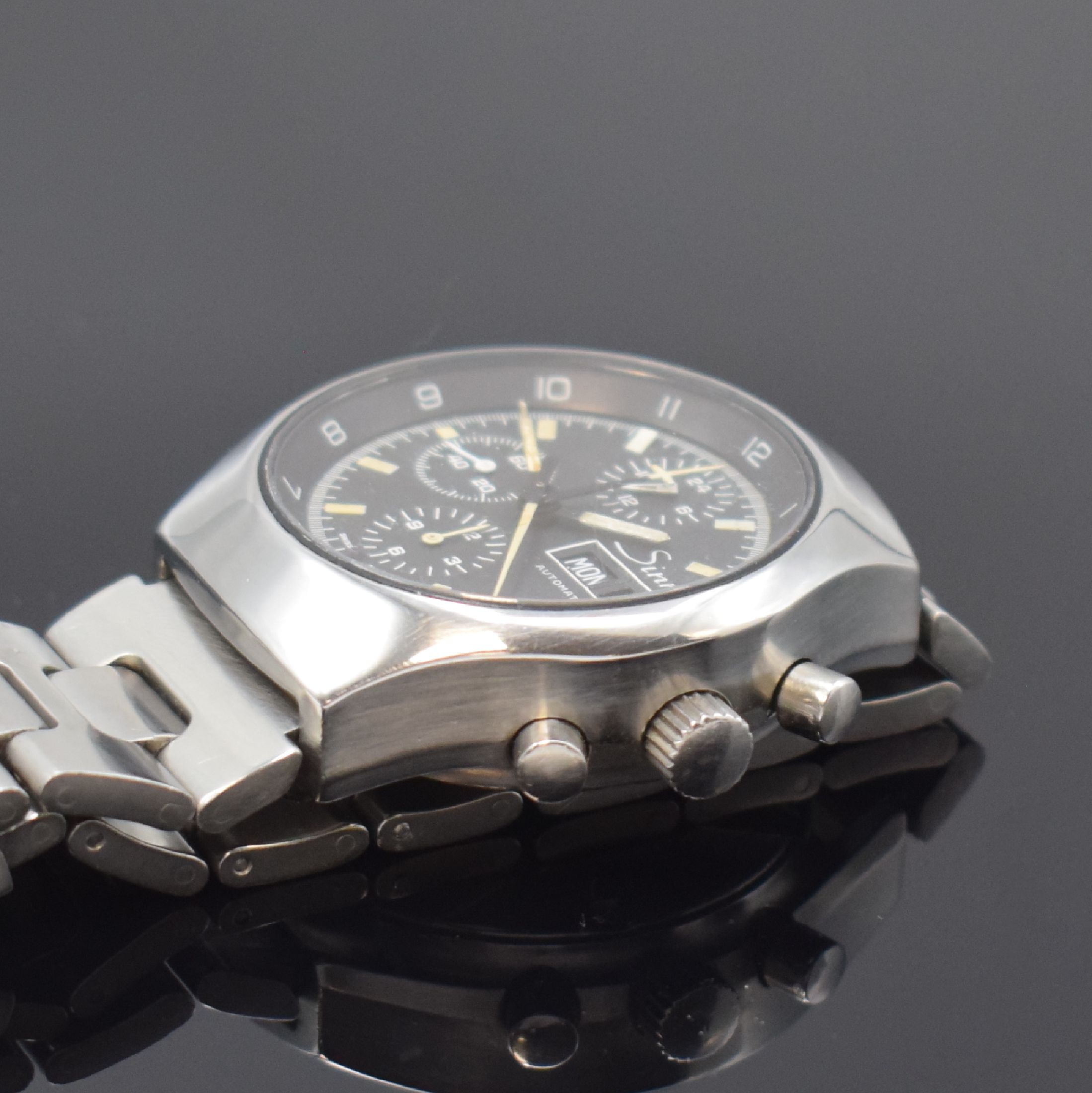 Detail b: SINN Herrenarmbanduhr mit Chronograph in Stahl, Schweiz um 1990, Automatik, neutr. Gliederband m. Faltschl., Boden verschr., schwarzes Zifferbl. m. ...