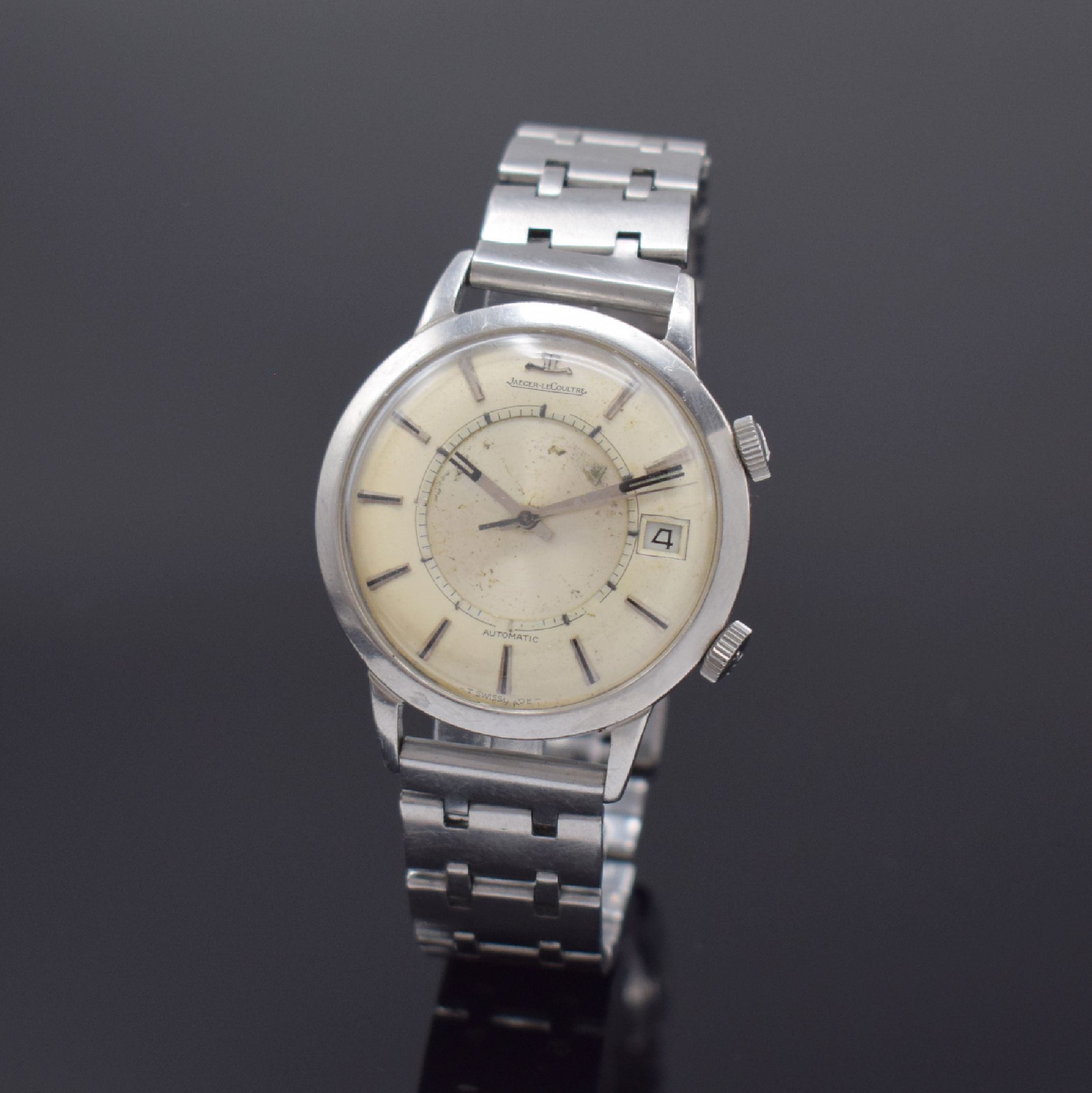 Jaeger-LeCoultre Herrenarmbanduhr Memovox mit Wecker in Stahl, Schweiz um 1960, Hammerautomatik, Boden verschr., neutr. Stahlband, silb. Zifferbl. ...