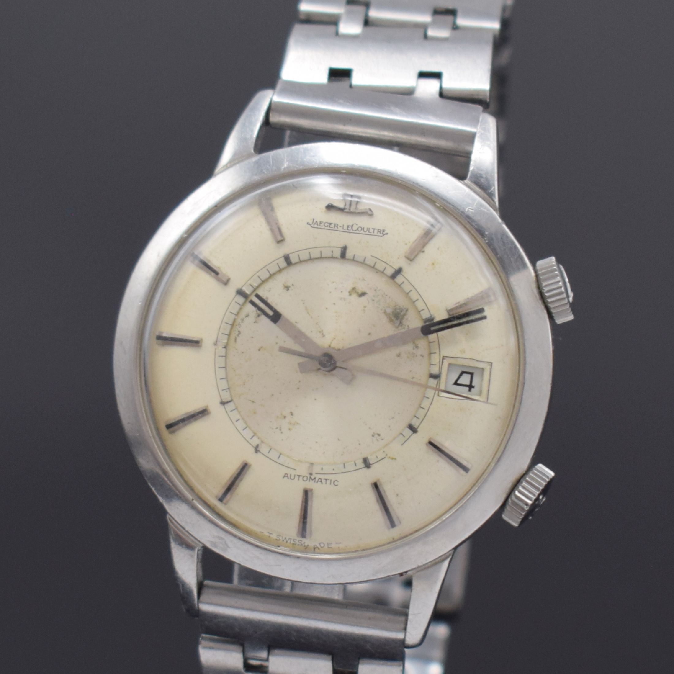 Detail a: Jaeger-LeCoultre Herrenarmbanduhr Memovox mit Wecker in Stahl, Schweiz um 1960, Hammerautomatik, Boden verschr., neutr. Stahlband, silb. Zifferbl. ...