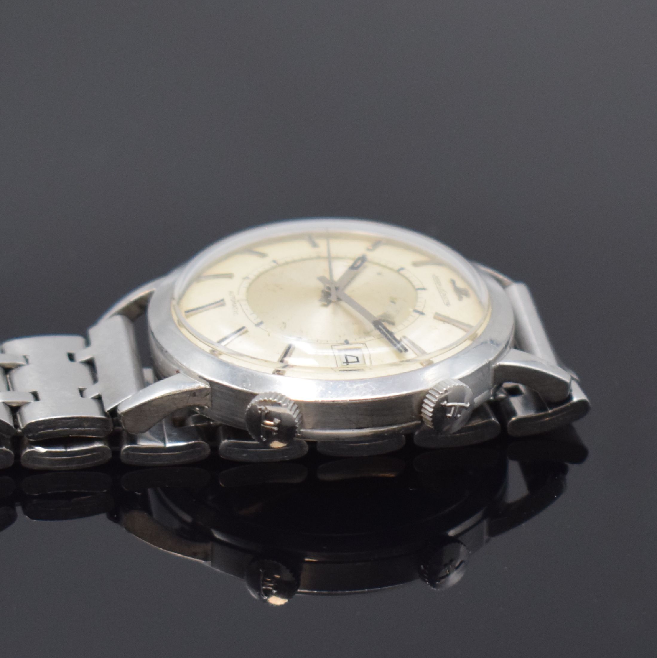 Detail b: Jaeger-LeCoultre Herrenarmbanduhr Memovox mit Wecker in Stahl, Schweiz um 1960, Hammerautomatik, Boden verschr., neutr. Stahlband, silb. Zifferbl. ...