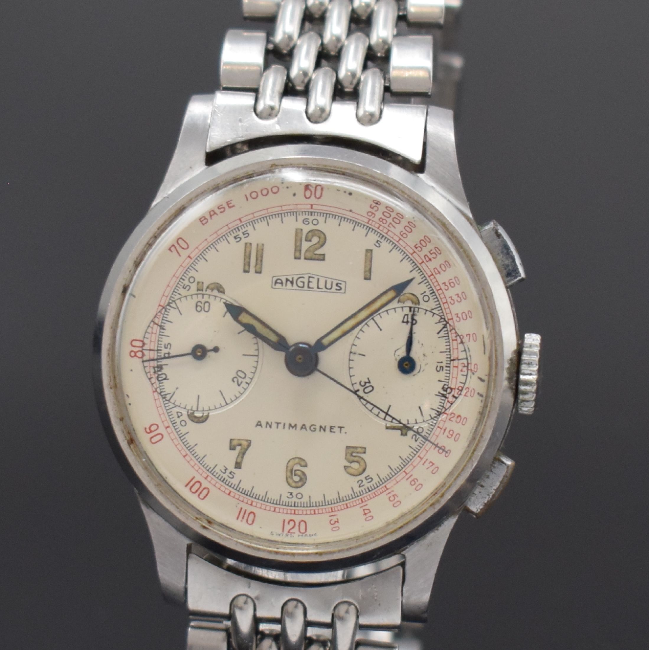Detail a: ANGELUS Herrenarmbanduhr mit Schaltradchronograph in Stahl, Schweiz um 1945, Handaufzug, Boden aufgedr., neutr. Stahlband, silb. Zifferbl. m. arab. ...