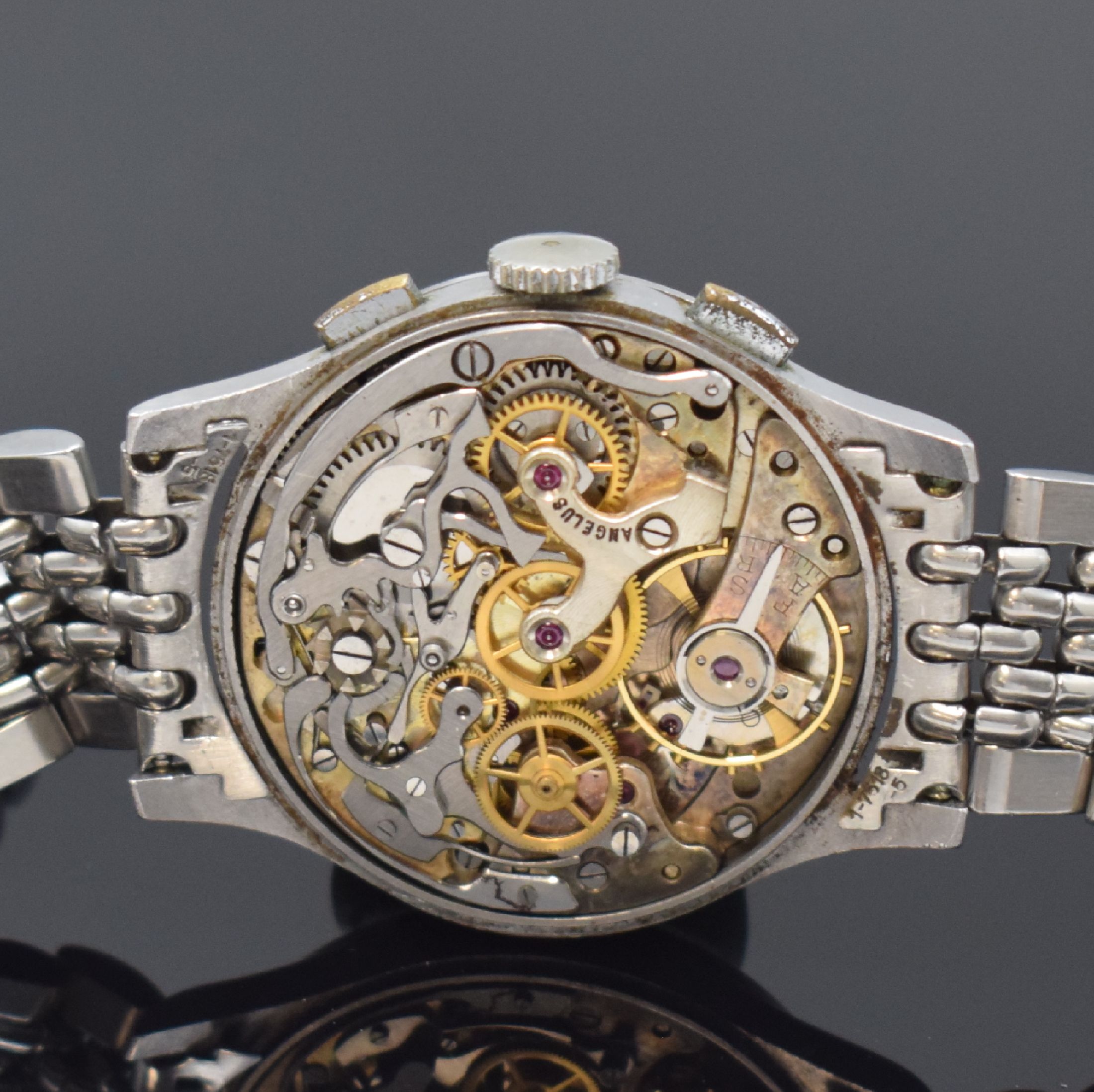 Detail d: ANGELUS Herrenarmbanduhr mit Schaltradchronograph in Stahl, Schweiz um 1945, Handaufzug, Boden aufgedr., neutr. Stahlband, silb. Zifferbl. m. arab. ...