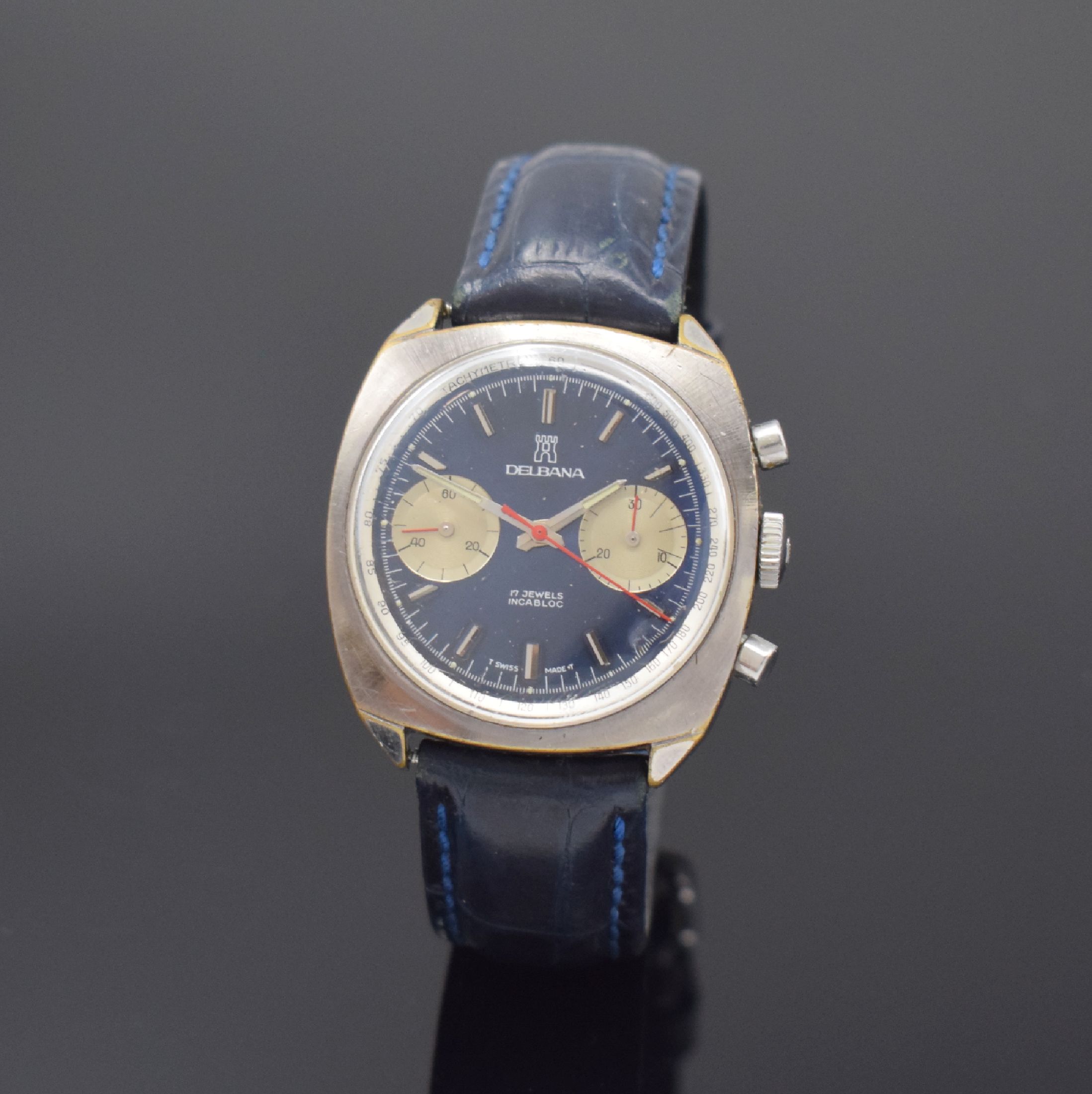 DELBANA Herrenarmbanduhr mit Chronograph, Schweiz um 1970, Handaufzug, verchr. Geh., Stahlboden verschr., blaues Tritiumzifferbl. m. aufges. ...