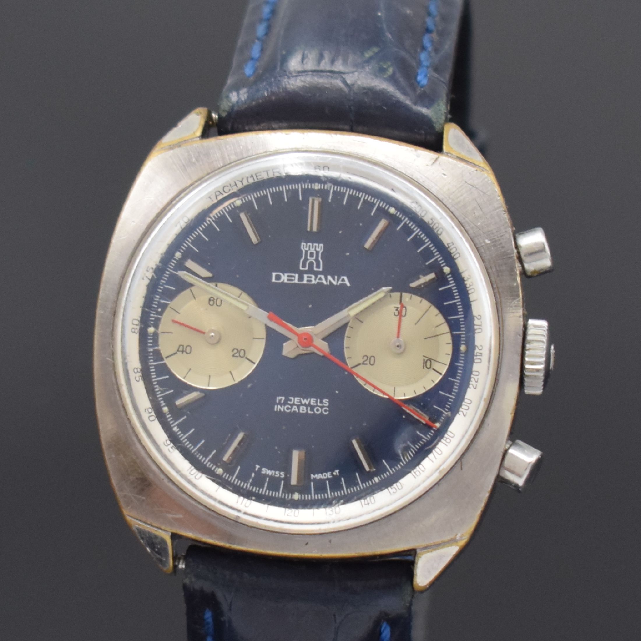 Detail a: DELBANA Herrenarmbanduhr mit Chronograph, Schweiz um 1970, Handaufzug, verchr. Geh., Stahlboden verschr., blaues Tritiumzifferbl. m. aufges. ...
