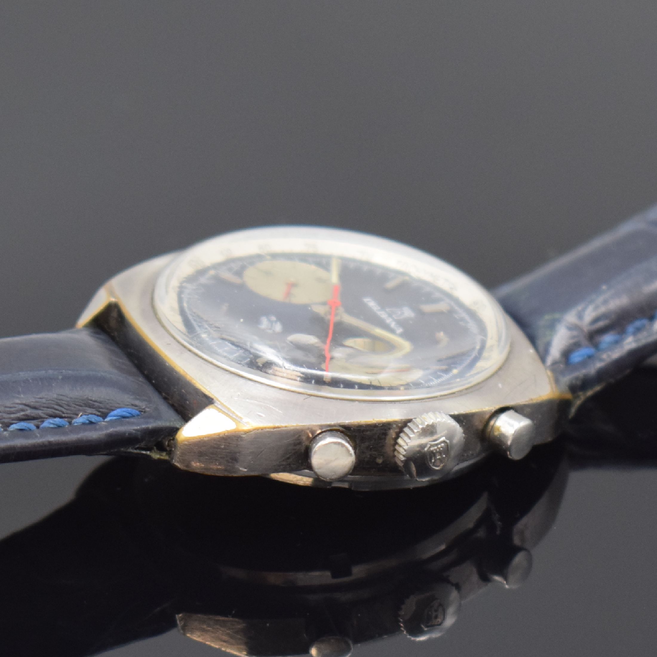 Detail b: DELBANA Herrenarmbanduhr mit Chronograph, Schweiz um 1970, Handaufzug, verchr. Geh., Stahlboden verschr., blaues Tritiumzifferbl. m. aufges. ...