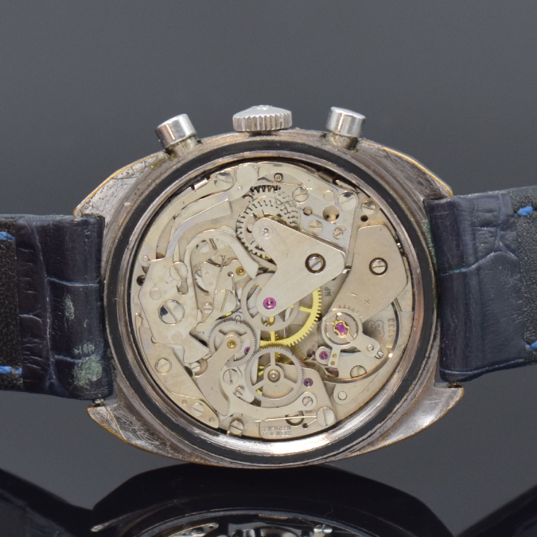 Detail d: DELBANA Herrenarmbanduhr mit Chronograph, Schweiz um 1970, Handaufzug, verchr. Geh., Stahlboden verschr., blaues Tritiumzifferbl. m. aufges. ...