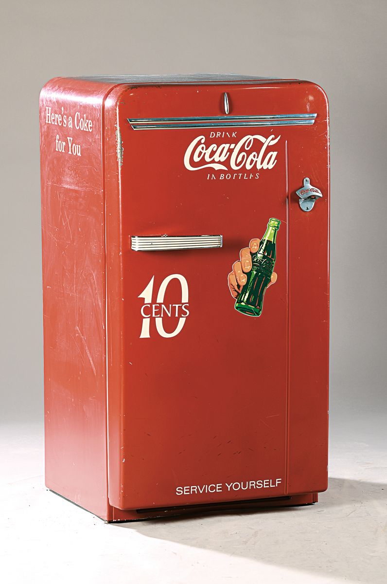 Coca-Cola Kühlschrank, Bosch, 1950/60er-Jahre, für den deutschen Markt, rot lackiert, umseitige Schriftzug "Here's a Coke for You", ...
