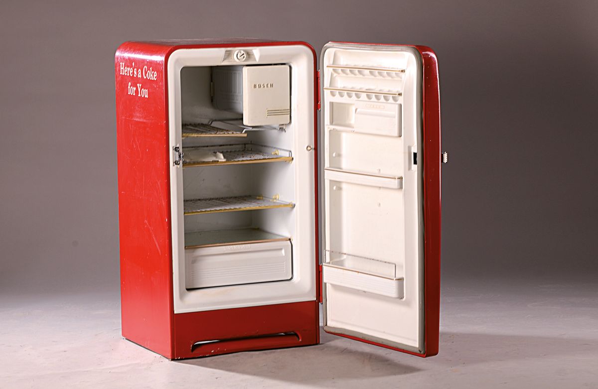 Detail a: Coca-Cola Kühlschrank, Bosch, 1950/60er-Jahre, für den deutschen Markt, rot lackiert, umseitige Schriftzug "Here's a Coke for You", ...