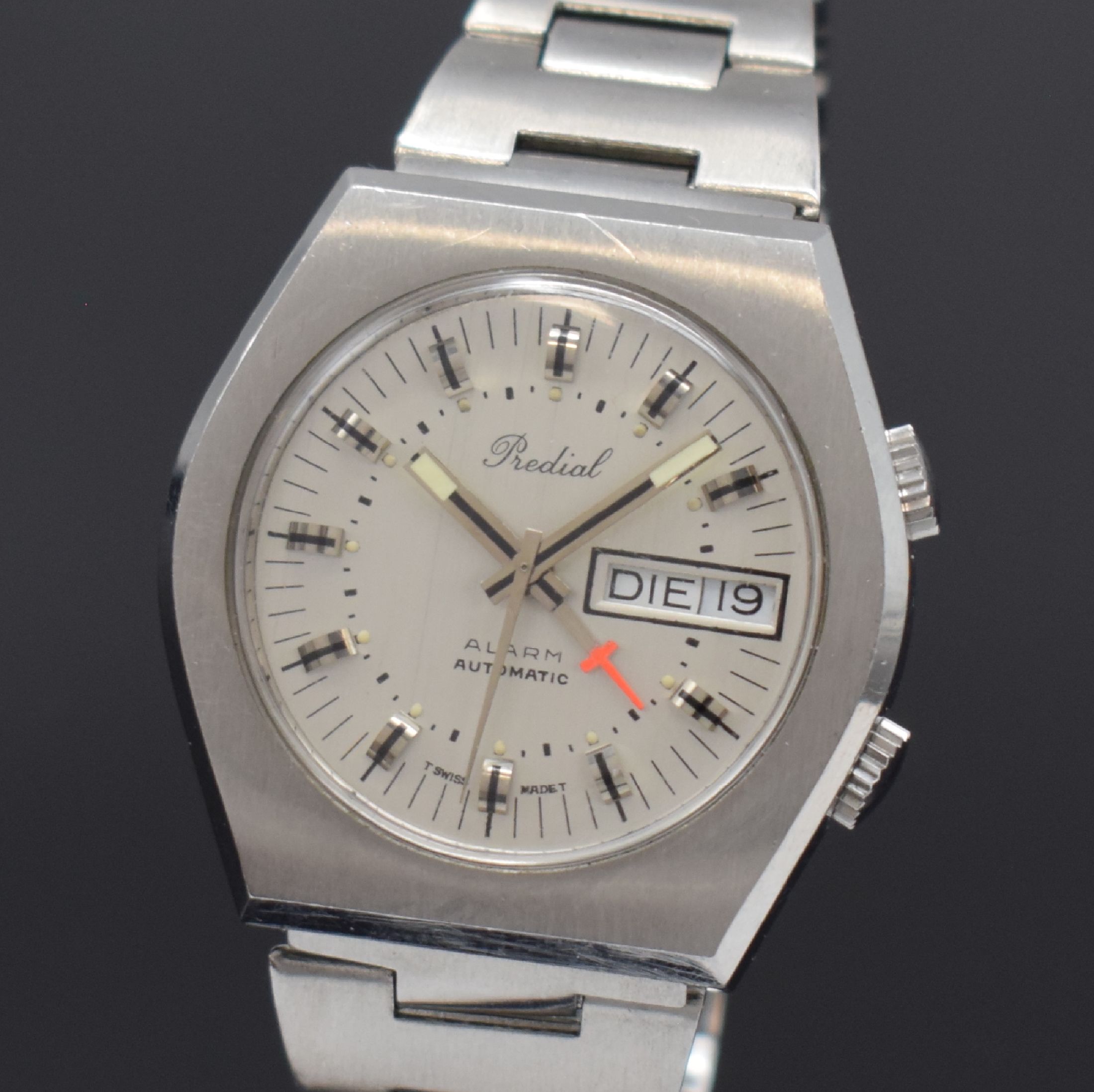 Detail a: PREDIAL Herrenarmbanduhr mit Wecker in Stahl, Schweiz um 1970, Automatik, tonneauförm. Geh., Boden verschr., neutr. Stahlband m. Faltschl., silb. ...