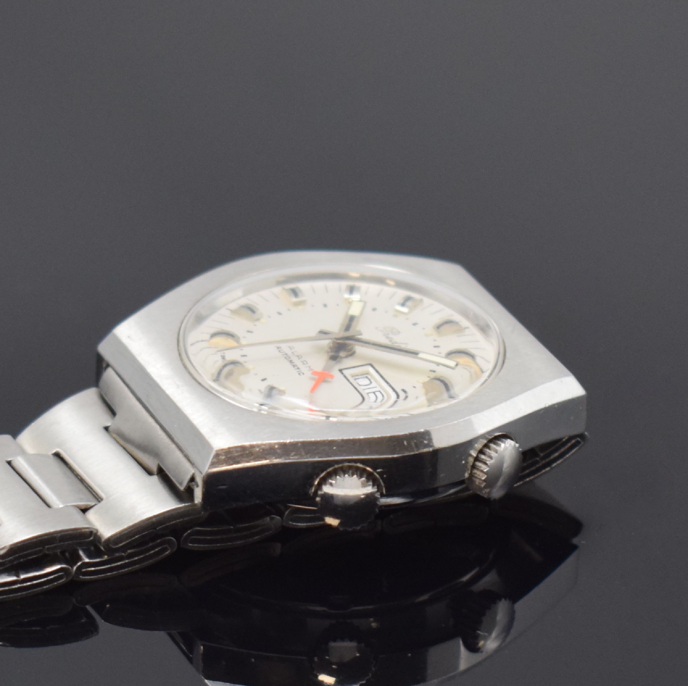 Detail b: PREDIAL Herrenarmbanduhr mit Wecker in Stahl, Schweiz um 1970, Automatik, tonneauförm. Geh., Boden verschr., neutr. Stahlband m. Faltschl., silb. ...