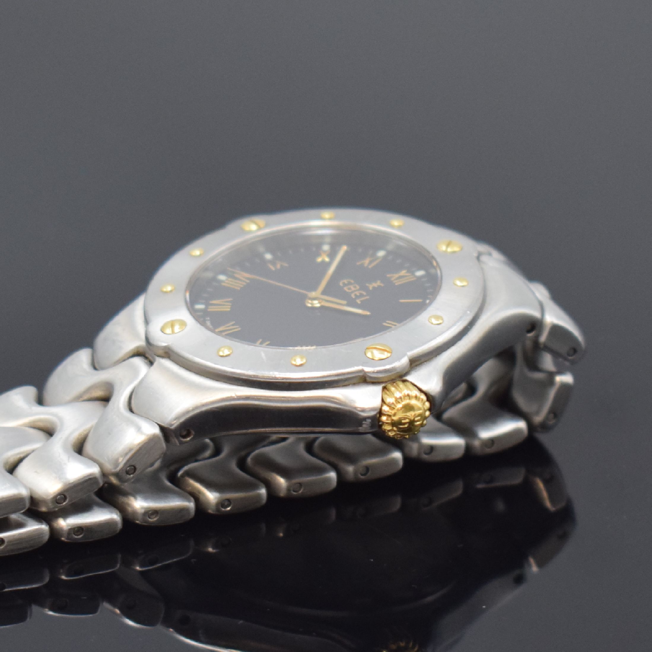 Detail c: EBEL Herrenarmbanduhr Model Sportwave Referenz E6187631, Schweiz um 2005, quarz, Edelstahl/Gold komb. inkl. Gliederband m. dopp. Faltschl., Boden ...