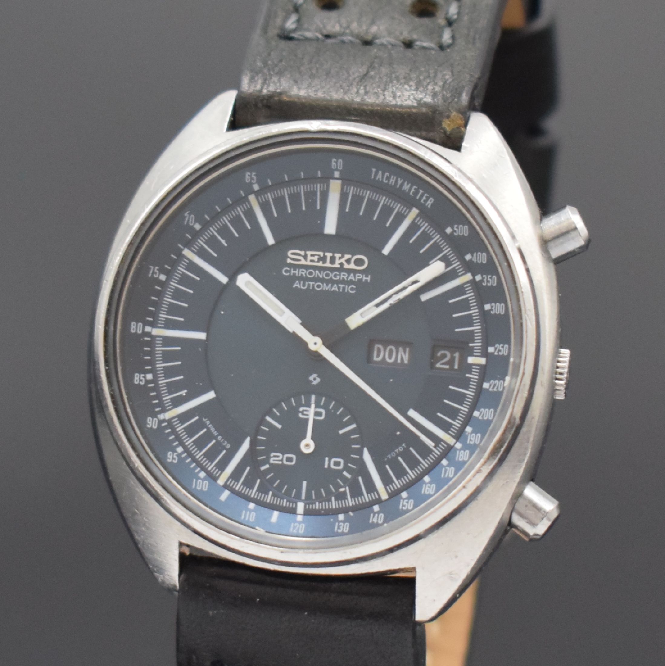 Detail a: SEIKO Schaltradchronograph in Stahl, Japan um 1975, Automatik, Boden verschr., blaues Zifferbl. m. Leuchtind., Leuchtzeiger (Masse teils fehlend), 30 ...
