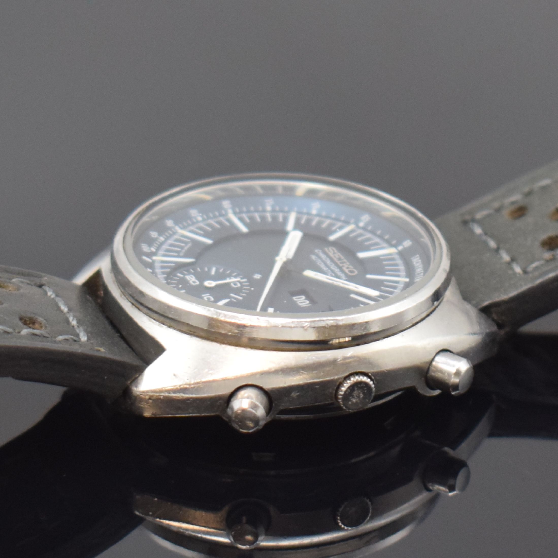 Detail b: SEIKO Schaltradchronograph in Stahl, Japan um 1975, Automatik, Boden verschr., blaues Zifferbl. m. Leuchtind., Leuchtzeiger (Masse teils fehlend), 30 ...