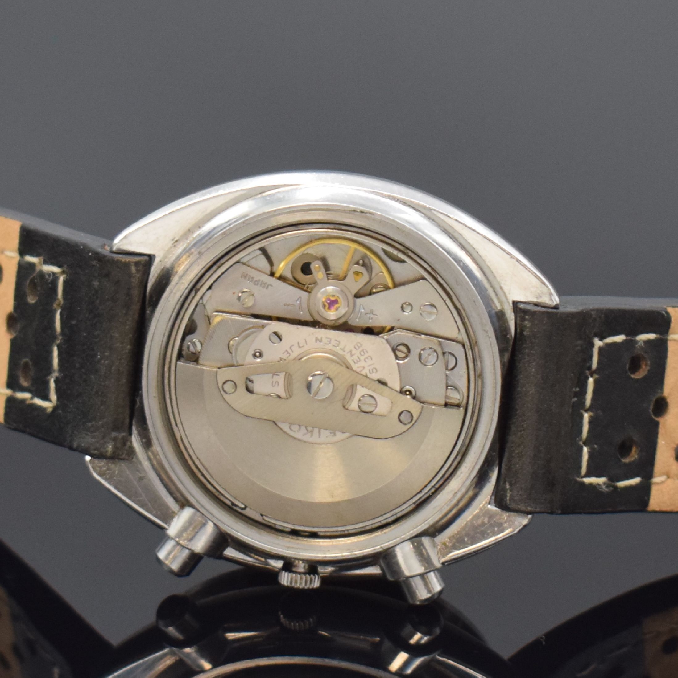 Detail e: SEIKO Schaltradchronograph in Stahl, Japan um 1975, Automatik, Boden verschr., blaues Zifferbl. m. Leuchtind., Leuchtzeiger (Masse teils fehlend), 30 ...