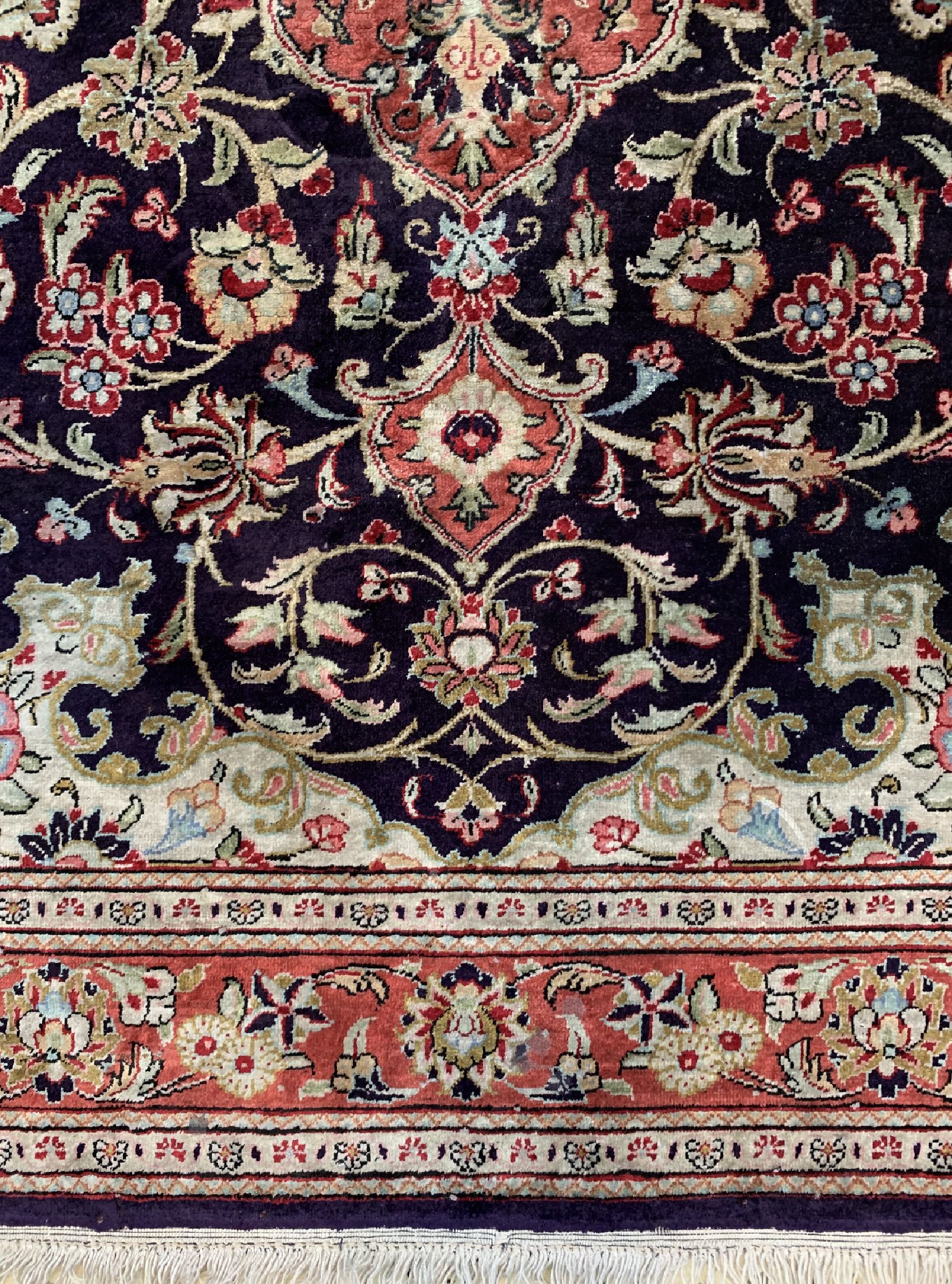 Detail b: Ghom Seide, Persien, ca. 50 Jahre, reine Naturseide, ca. 120 x 80 cm, Reinigungsbedürftig, EHZ: 1-2
