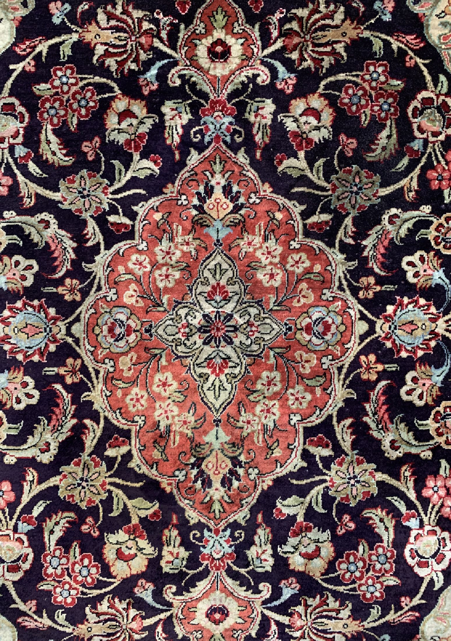 Detail c: Ghom Seide, Persien, ca. 50 Jahre, reine Naturseide, ca. 120 x 80 cm, Reinigungsbedürftig, EHZ: 1-2