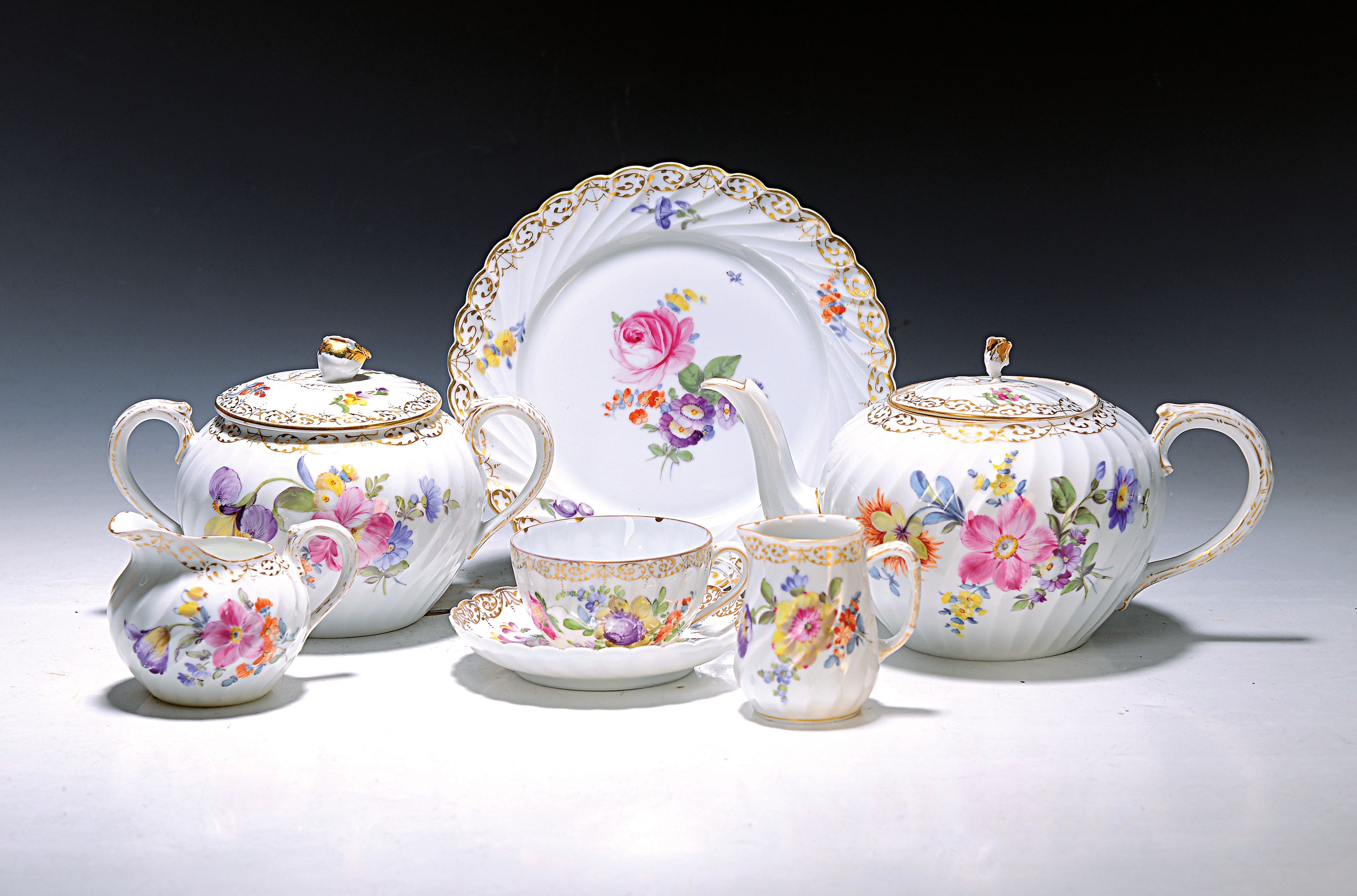 Kaffee- bzw. Teeservice, Nymphenburg, 20. Jh., Fächerrelief, bunter Blumendekor, Goldspitzenränder, gr. und kleine Kanne, 2 Milch-bzw. ...