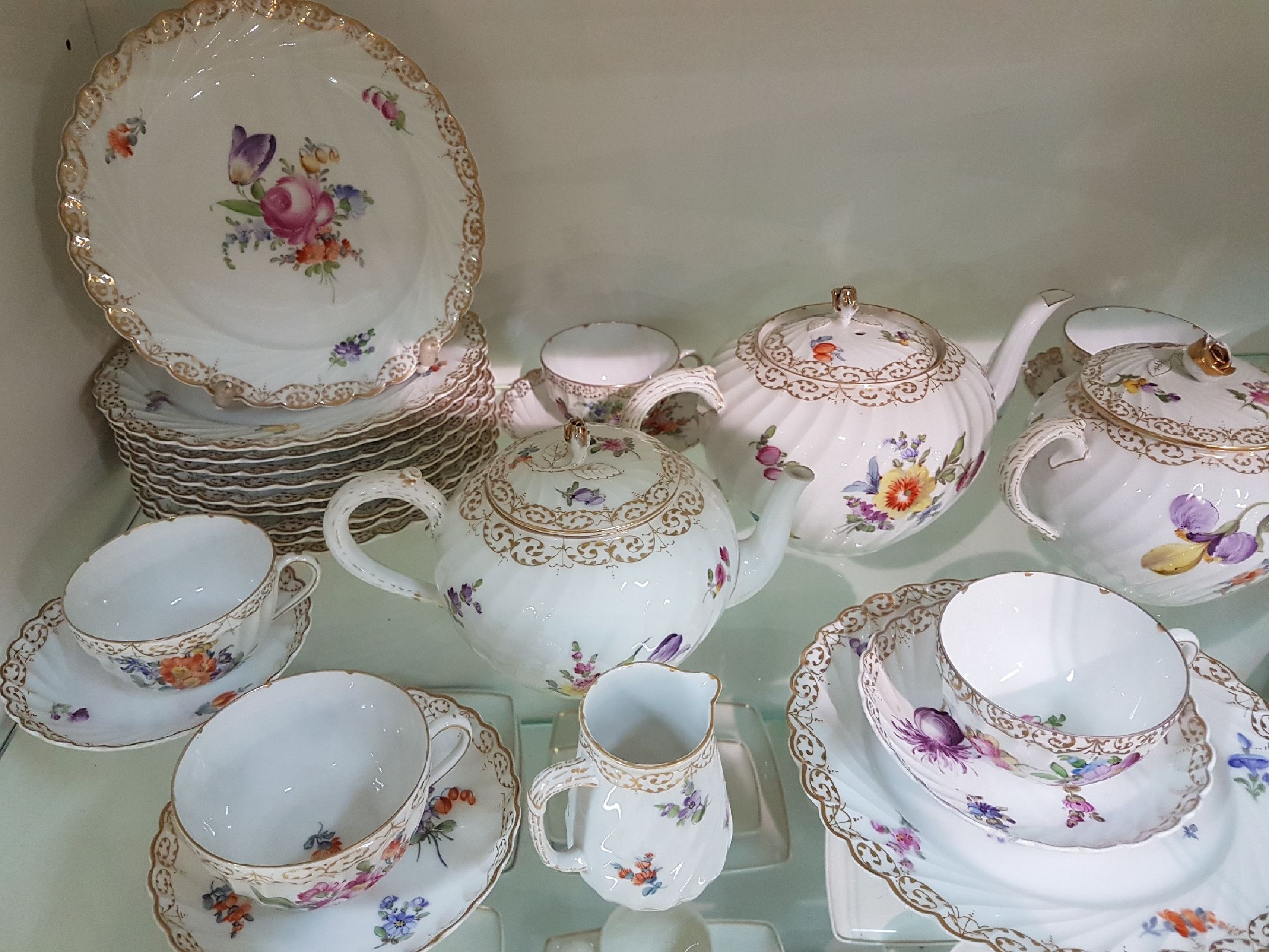 Detail a: Kaffee- bzw. Teeservice, Nymphenburg, 20. Jh., Fächerrelief, bunter Blumendekor, Goldspitzenränder, gr. und kleine Kanne, 2 Milch-bzw. ...