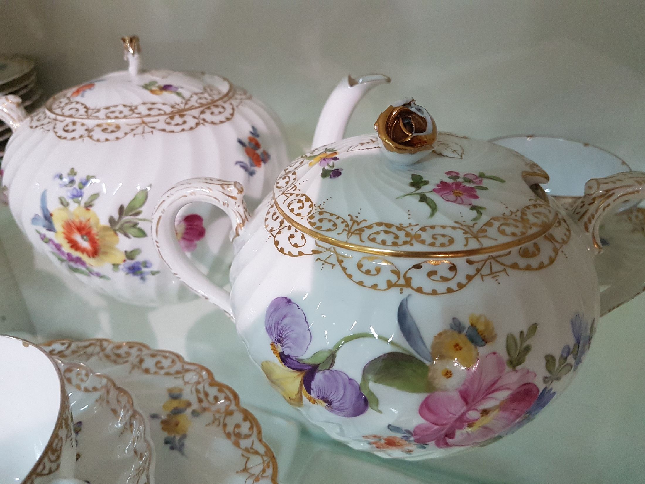 Detail c: Kaffee- bzw. Teeservice, Nymphenburg, 20. Jh., Fächerrelief, bunter Blumendekor, Goldspitzenränder, gr. und kleine Kanne, 2 Milch-bzw. ...