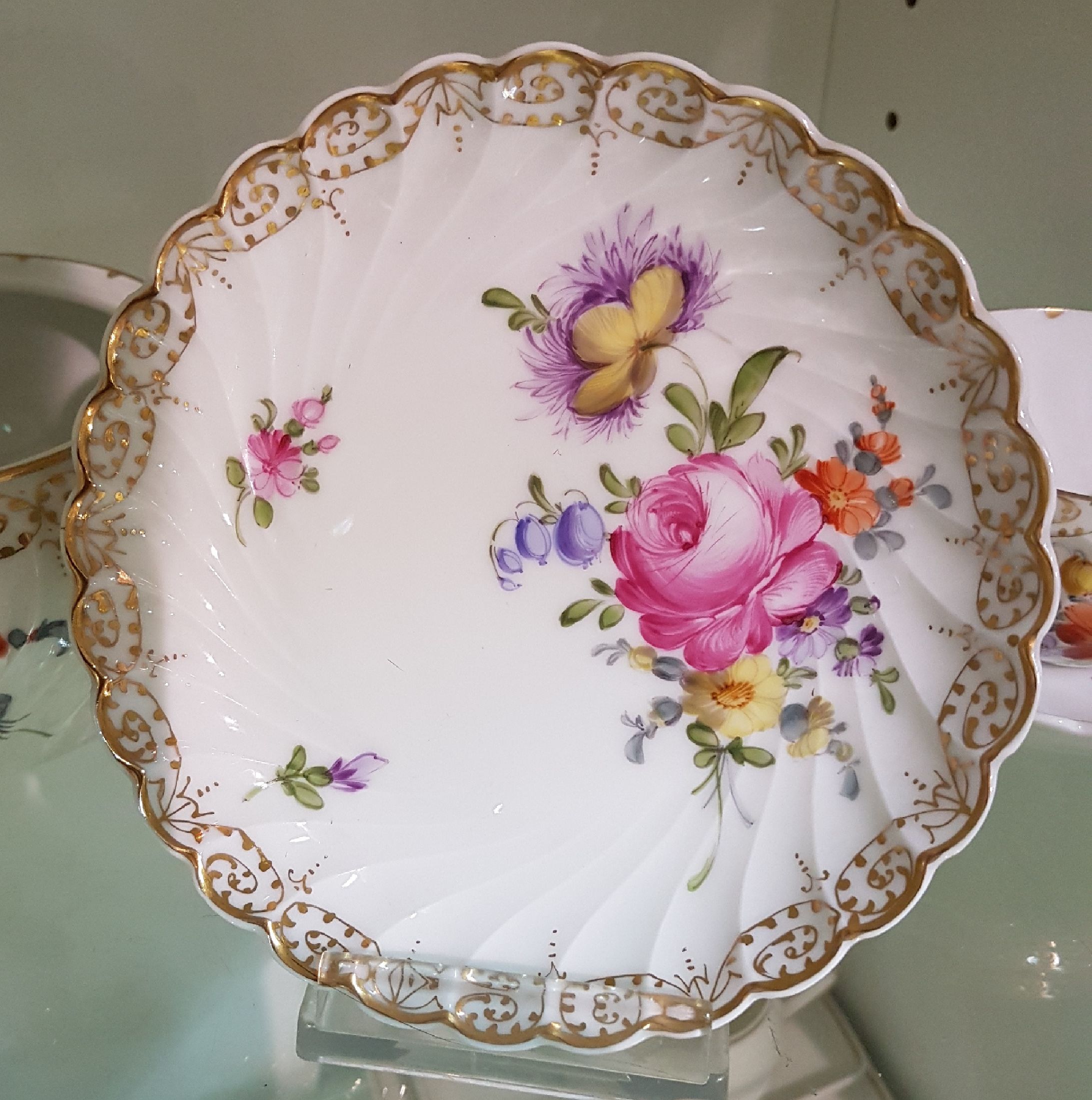 Detail e: Kaffee- bzw. Teeservice, Nymphenburg, 20. Jh., Fächerrelief, bunter Blumendekor, Goldspitzenränder, gr. und kleine Kanne, 2 Milch-bzw. ...