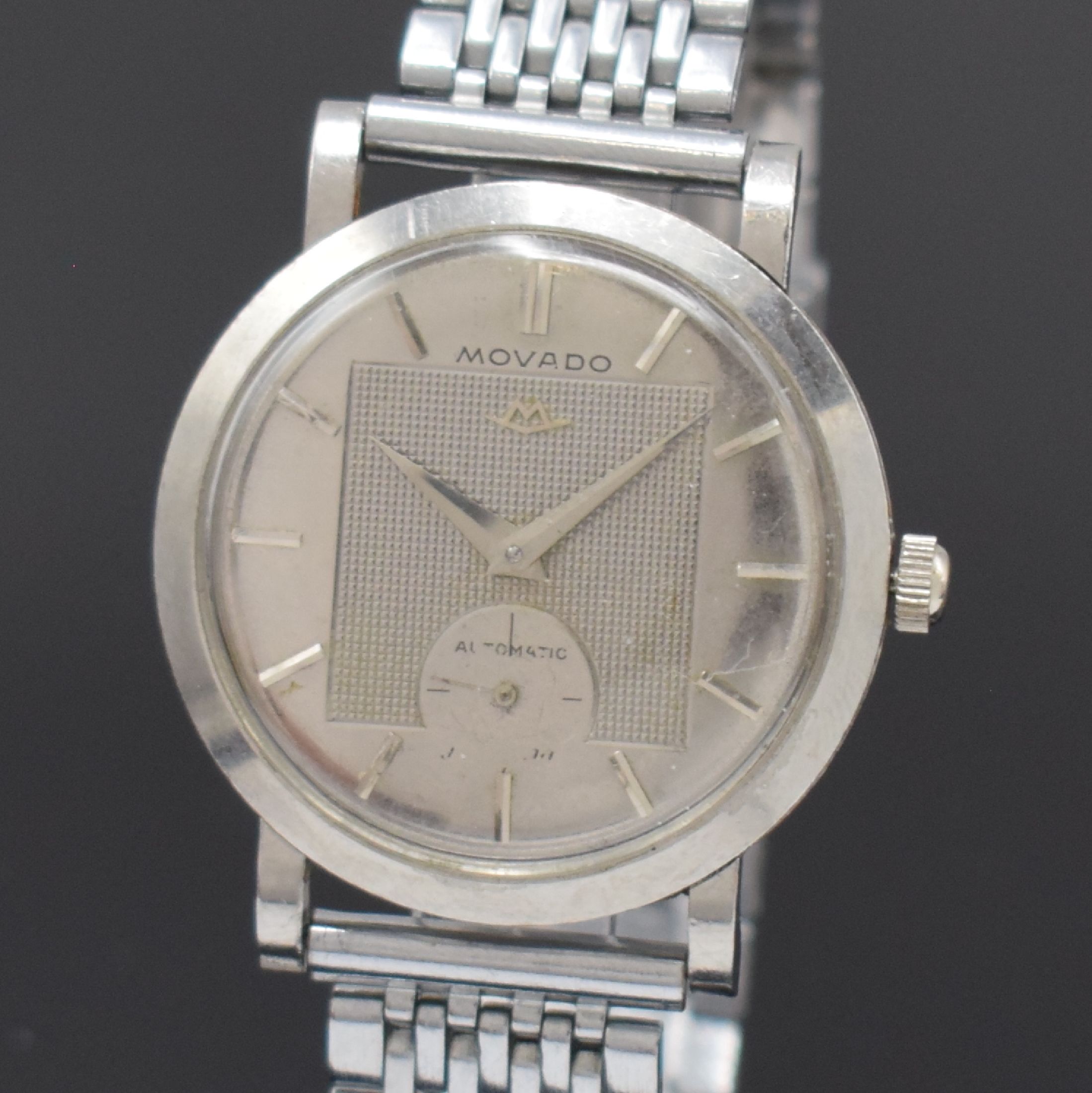 Detail a: MOVADO Herrenarmbanduhr in Stahl Referenz 18463, Schweiz um 1950, Hammerautomatik, neutr. Band, Boden aufgedr., Zifferbl. m. silb. Std.-Ind. u. ...