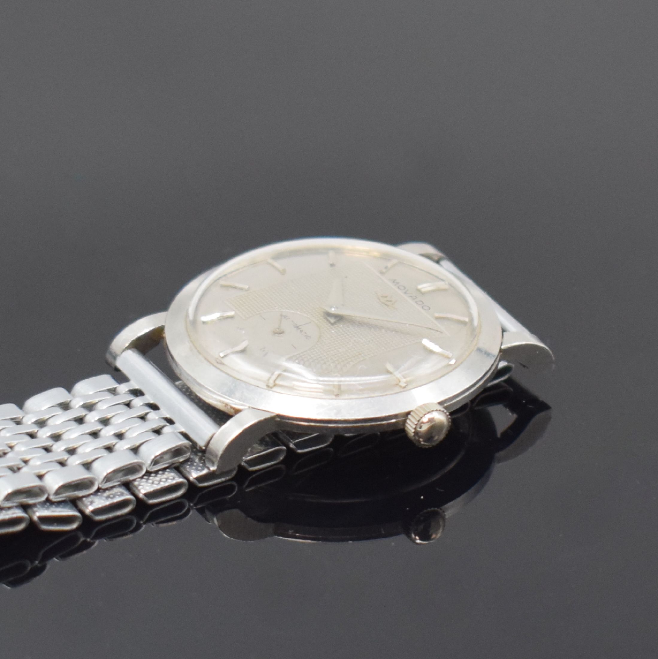 Detail b: MOVADO Herrenarmbanduhr in Stahl Referenz 18463, Schweiz um 1950, Hammerautomatik, neutr. Band, Boden aufgedr., Zifferbl. m. silb. Std.-Ind. u. ...