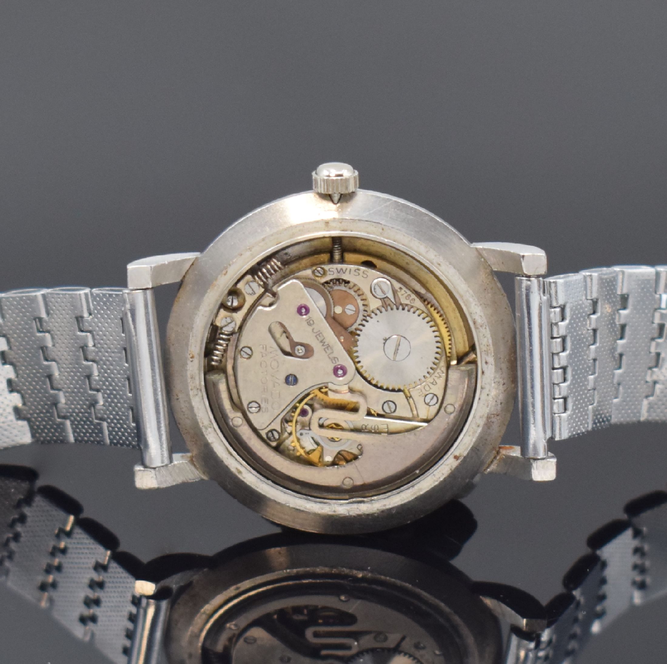 Detail d: MOVADO Herrenarmbanduhr in Stahl Referenz 18463, Schweiz um 1950, Hammerautomatik, neutr. Band, Boden aufgedr., Zifferbl. m. silb. Std.-Ind. u. ...