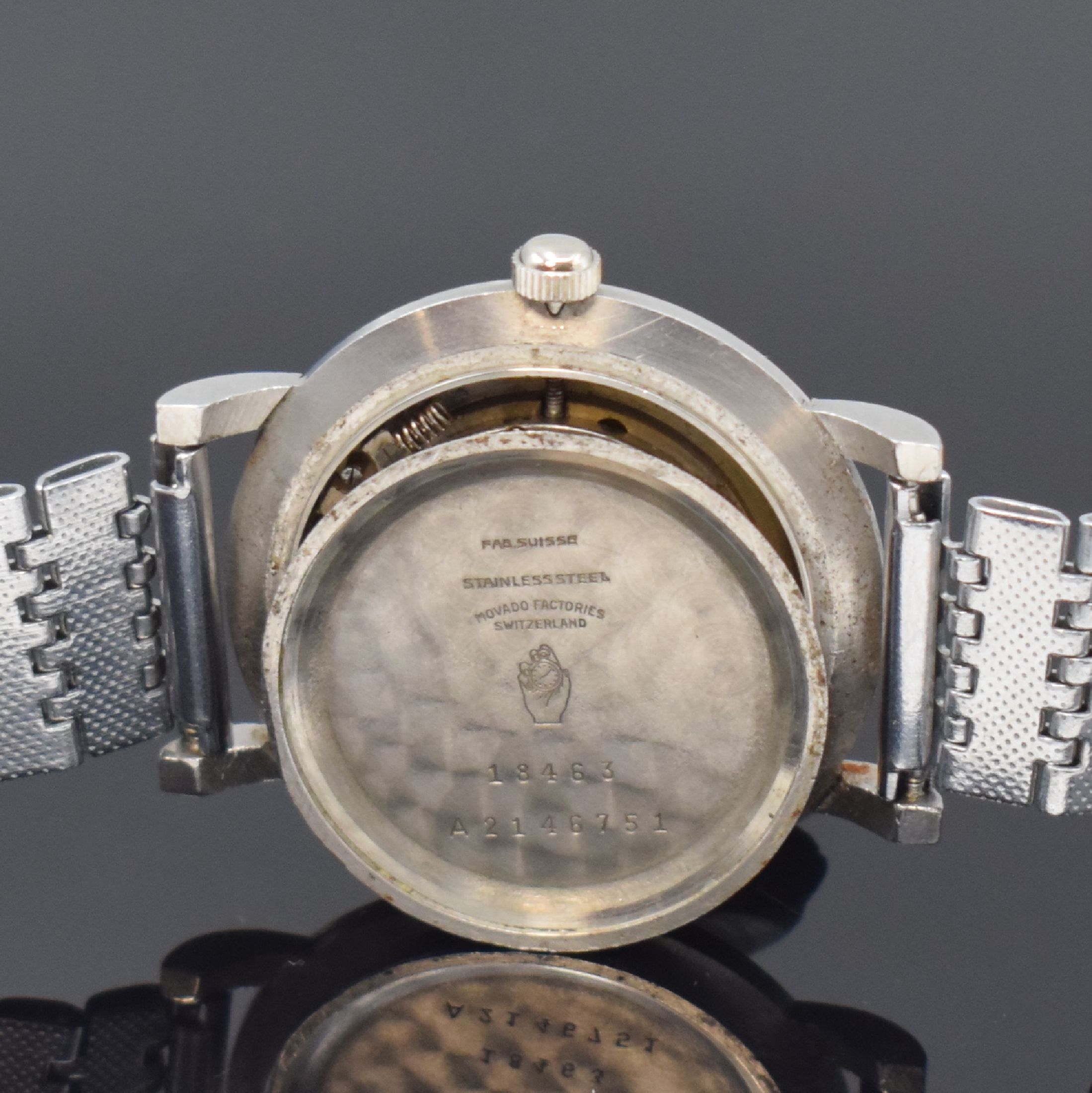 Detail e: MOVADO Herrenarmbanduhr in Stahl Referenz 18463, Schweiz um 1950, Hammerautomatik, neutr. Band, Boden aufgedr., Zifferbl. m. silb. Std.-Ind. u. ...
