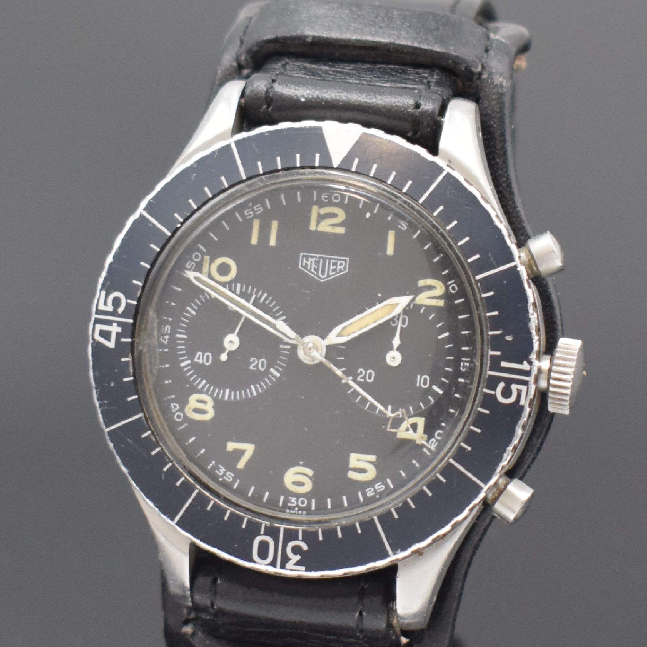 Detail a: HEUER Flieger-Schaltradchronograph mit Flyback in Stahl Referenz 1550SG, Schweiz um 1968, Handaufzug, 4-fach verschr. Monocoque-Geh. m. geschwärzter ...