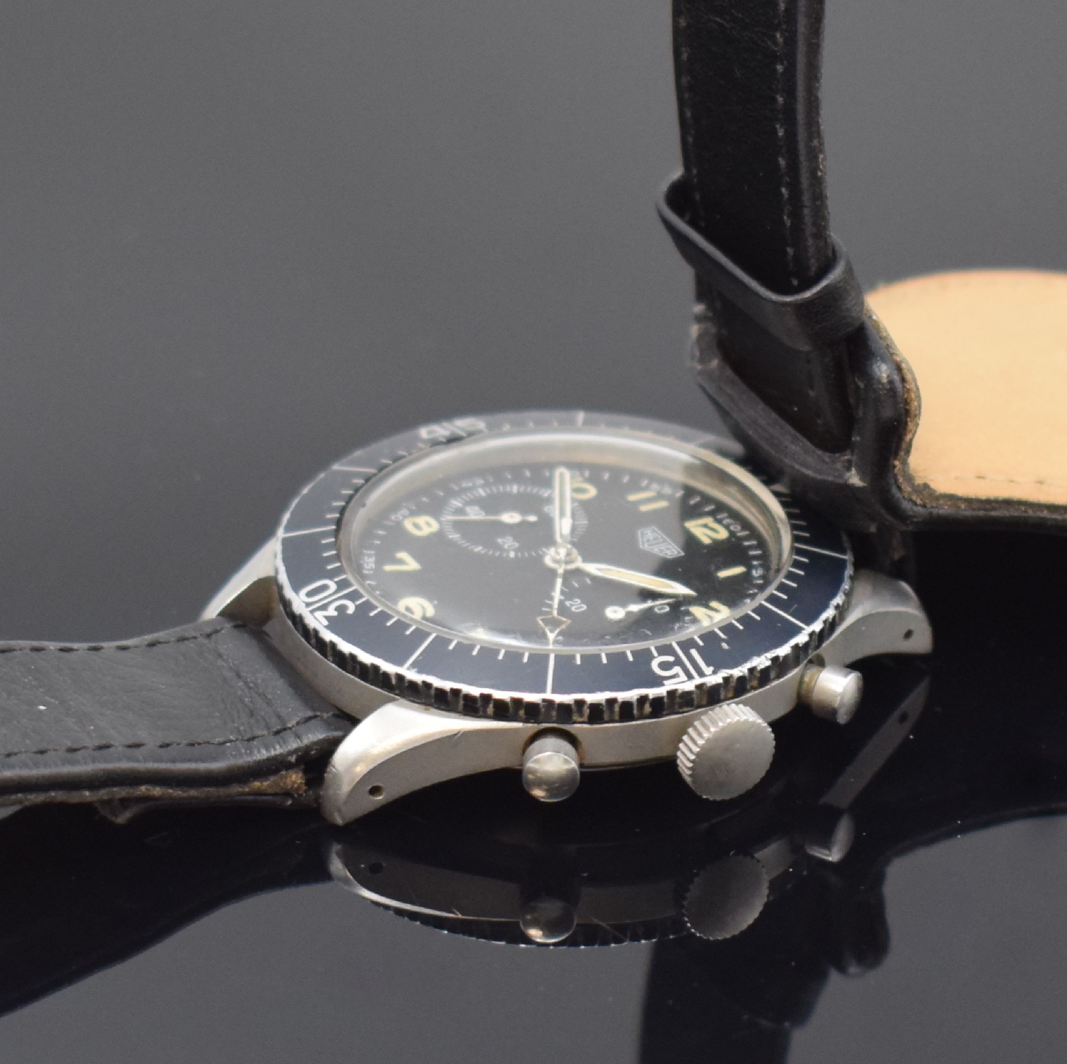 Detail b: HEUER Flieger-Schaltradchronograph mit Flyback in Stahl Referenz 1550SG, Schweiz um 1968, Handaufzug, 4-fach verschr. Monocoque-Geh. m. geschwärzter ...