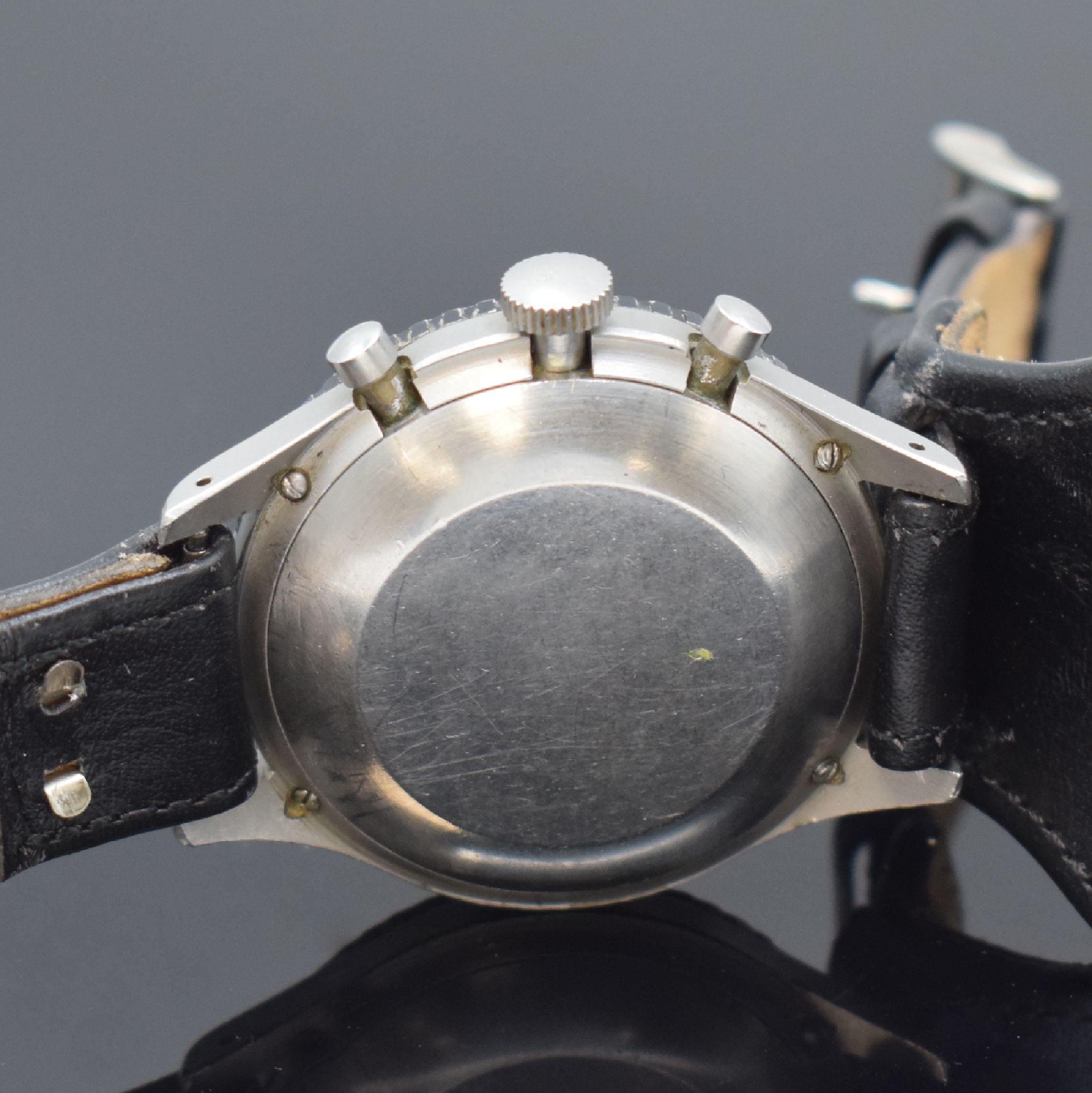 Detail c: HEUER Flieger-Schaltradchronograph mit Flyback in Stahl Referenz 1550SG, Schweiz um 1968, Handaufzug, 4-fach verschr. Monocoque-Geh. m. geschwärzter ...