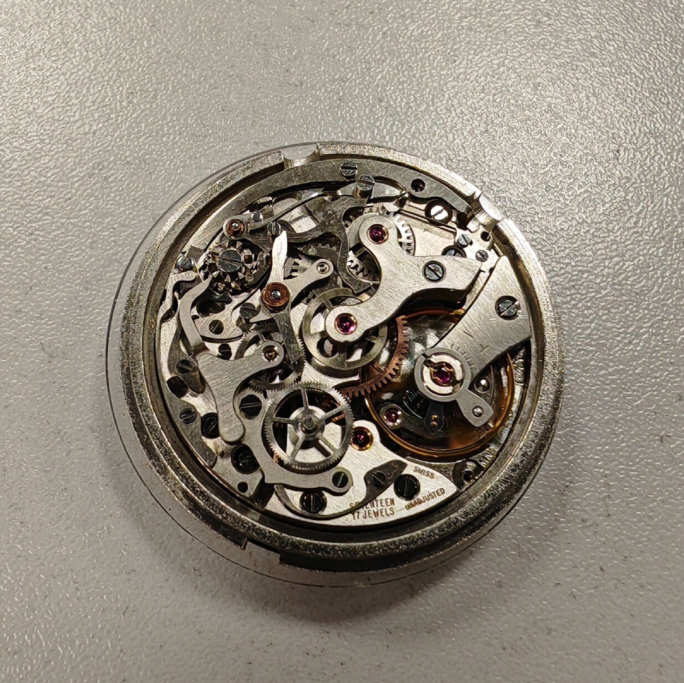 Detail d: HEUER Flieger-Schaltradchronograph mit Flyback in Stahl Referenz 1550SG, Schweiz um 1968, Handaufzug, 4-fach verschr. Monocoque-Geh. m. geschwärzter ...