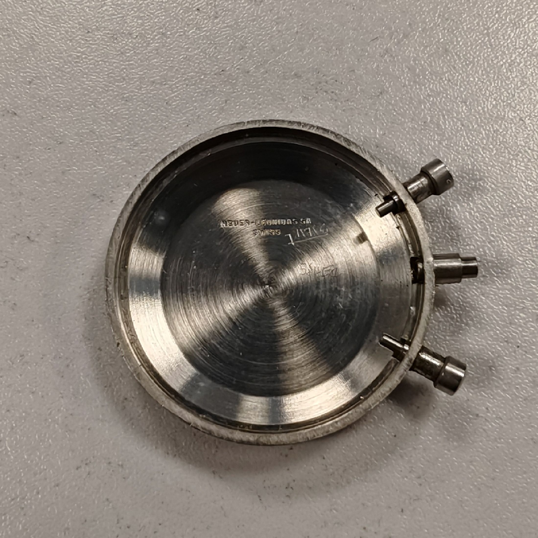 Detail e: HEUER Flieger-Schaltradchronograph mit Flyback in Stahl Referenz 1550SG, Schweiz um 1968, Handaufzug, 4-fach verschr. Monocoque-Geh. m. geschwärzter ...