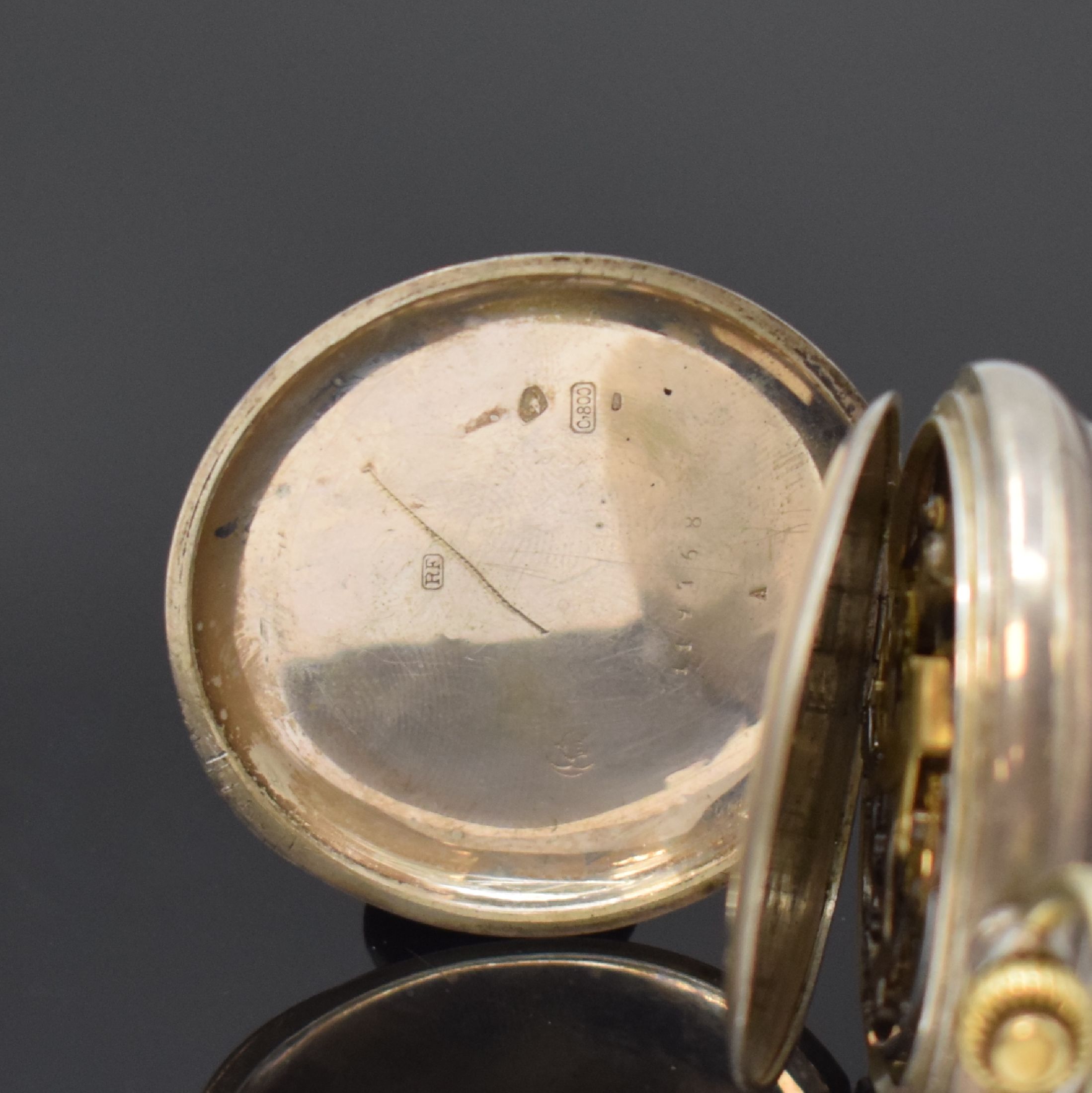 Detail b: Offene Taschenuhr in 800er Silber mit Schaltradchronograph, Schweiz um 1890, Geh. dell., Cuvette in Silber, guill. Rückdeckel m. Monogrammspiegel, ...