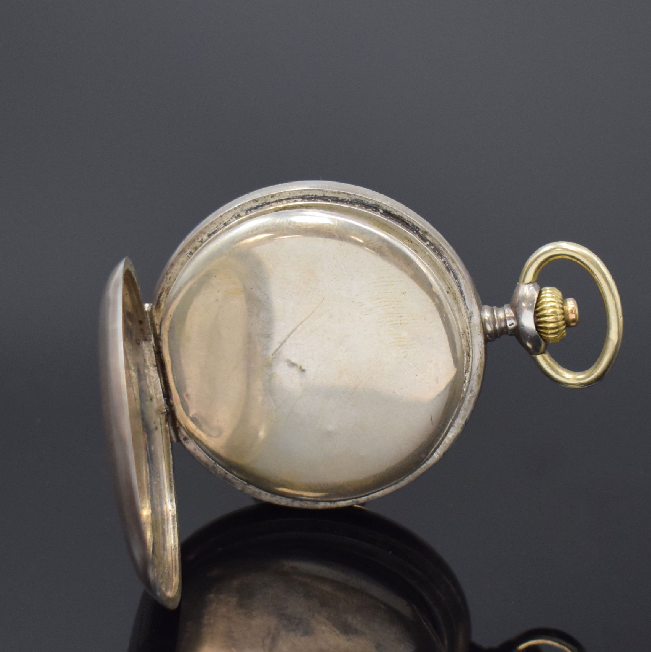 Detail c: Offene Taschenuhr in 800er Silber mit Schaltradchronograph, Schweiz um 1890, Geh. dell., Cuvette in Silber, guill. Rückdeckel m. Monogrammspiegel, ...