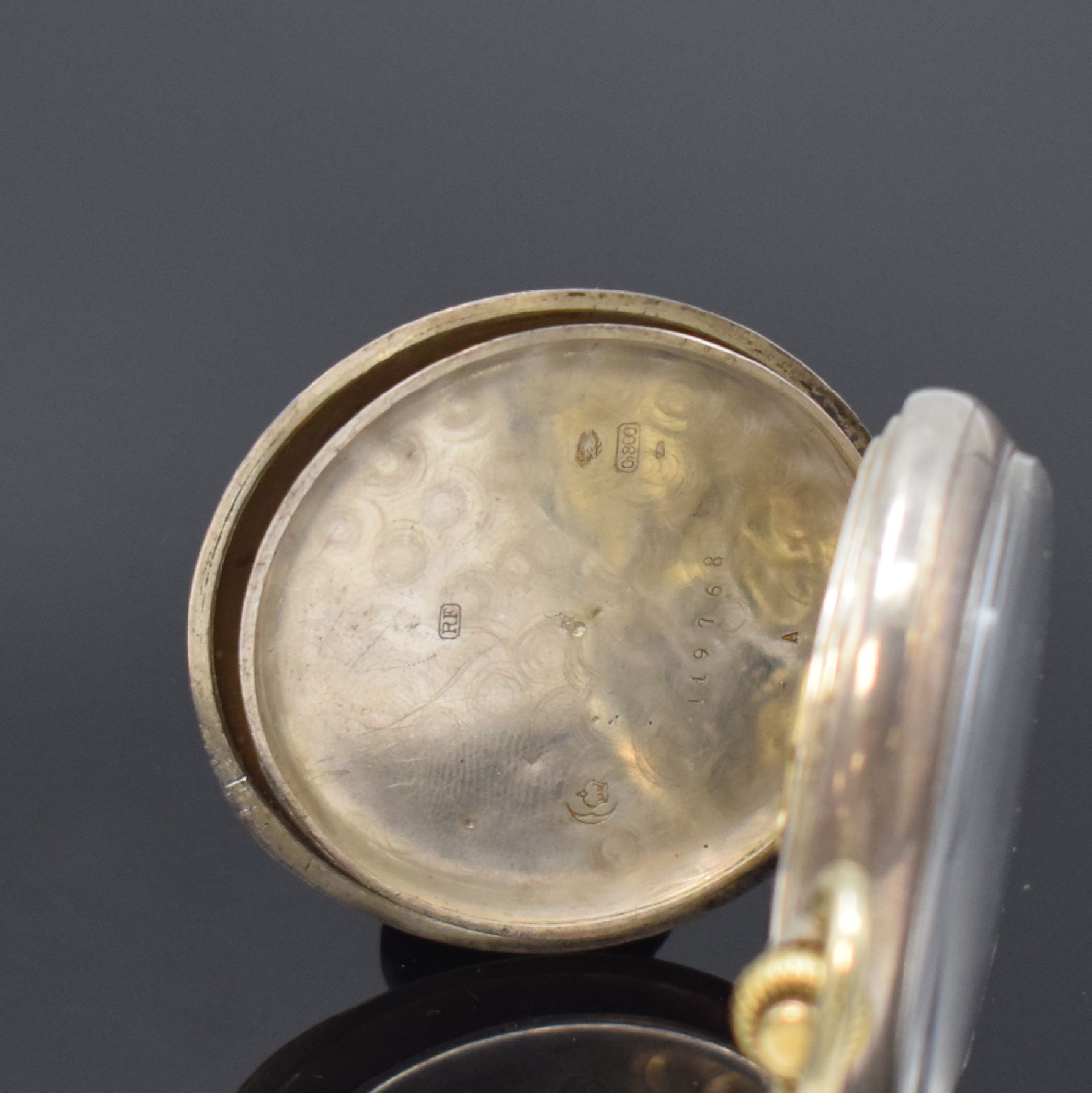 Detail d: Offene Taschenuhr in 800er Silber mit Schaltradchronograph, Schweiz um 1890, Geh. dell., Cuvette in Silber, guill. Rückdeckel m. Monogrammspiegel, ...