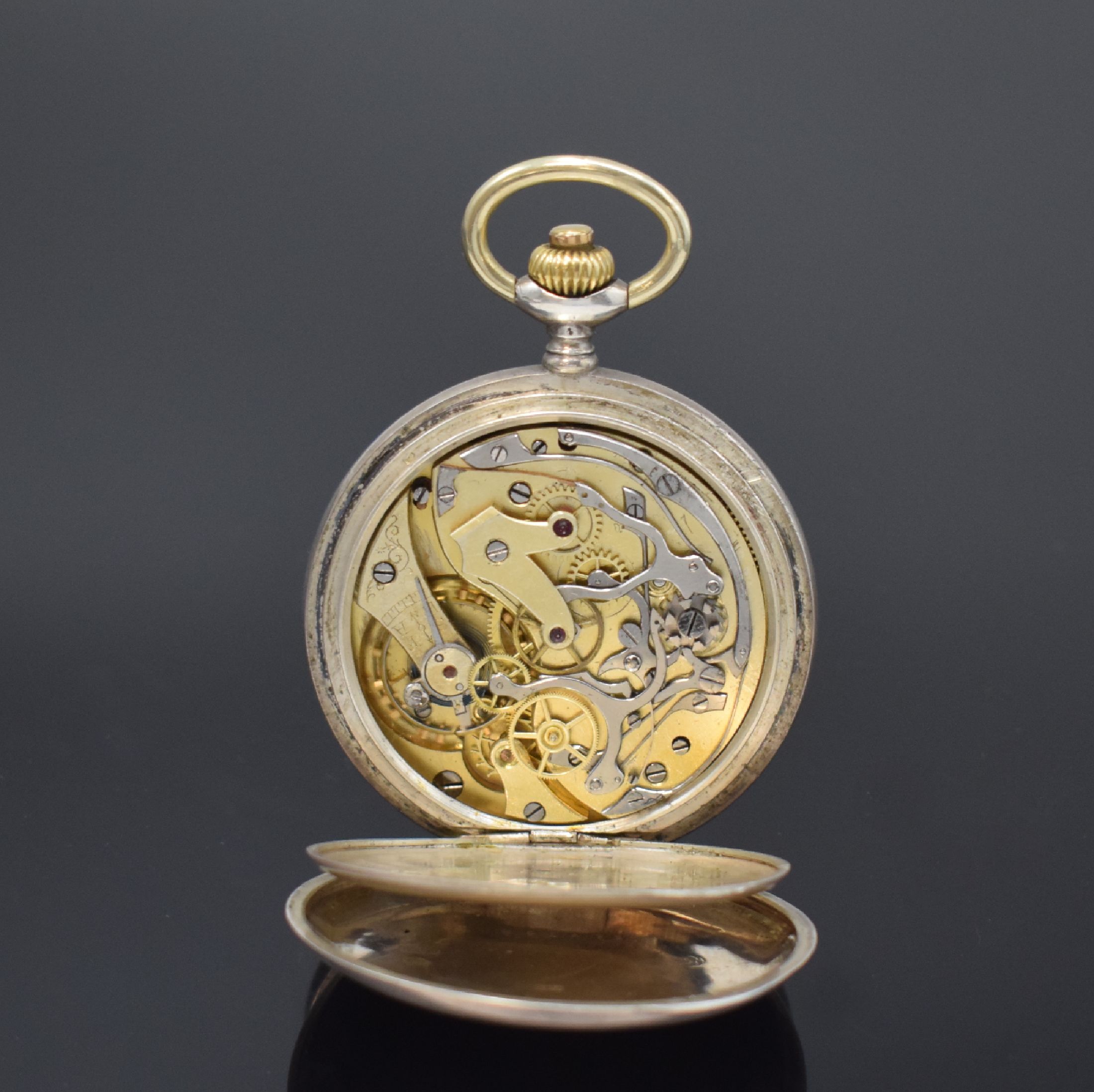 Detail e: Offene Taschenuhr in 800er Silber mit Schaltradchronograph, Schweiz um 1890, Geh. dell., Cuvette in Silber, guill. Rückdeckel m. Monogrammspiegel, ...