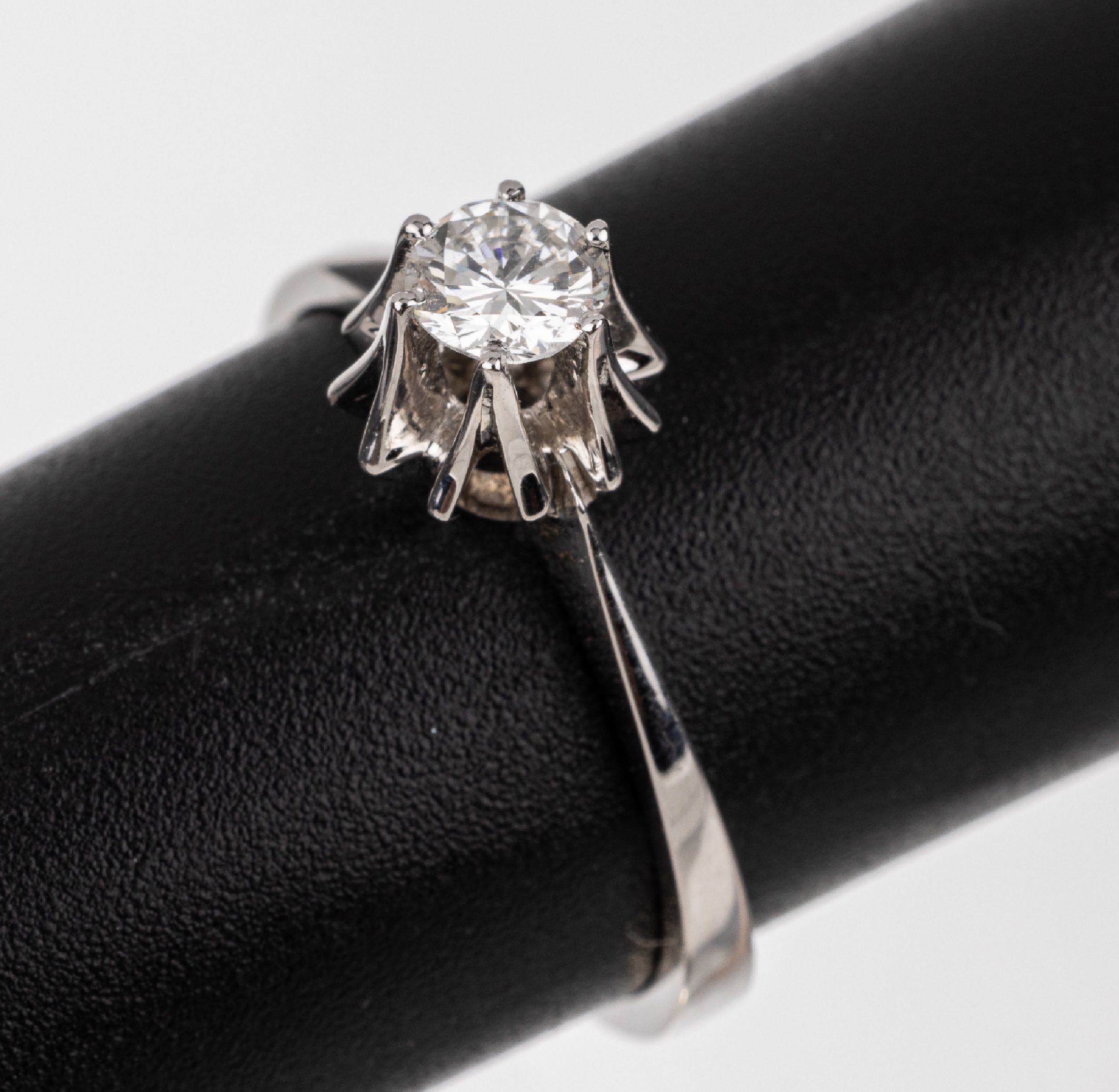 18 kt Gold Brillant-Ring, WG 750/000, Brillant ca. 0.25 ct Weiß/vvs, total ca. 2.1 g, RW 52