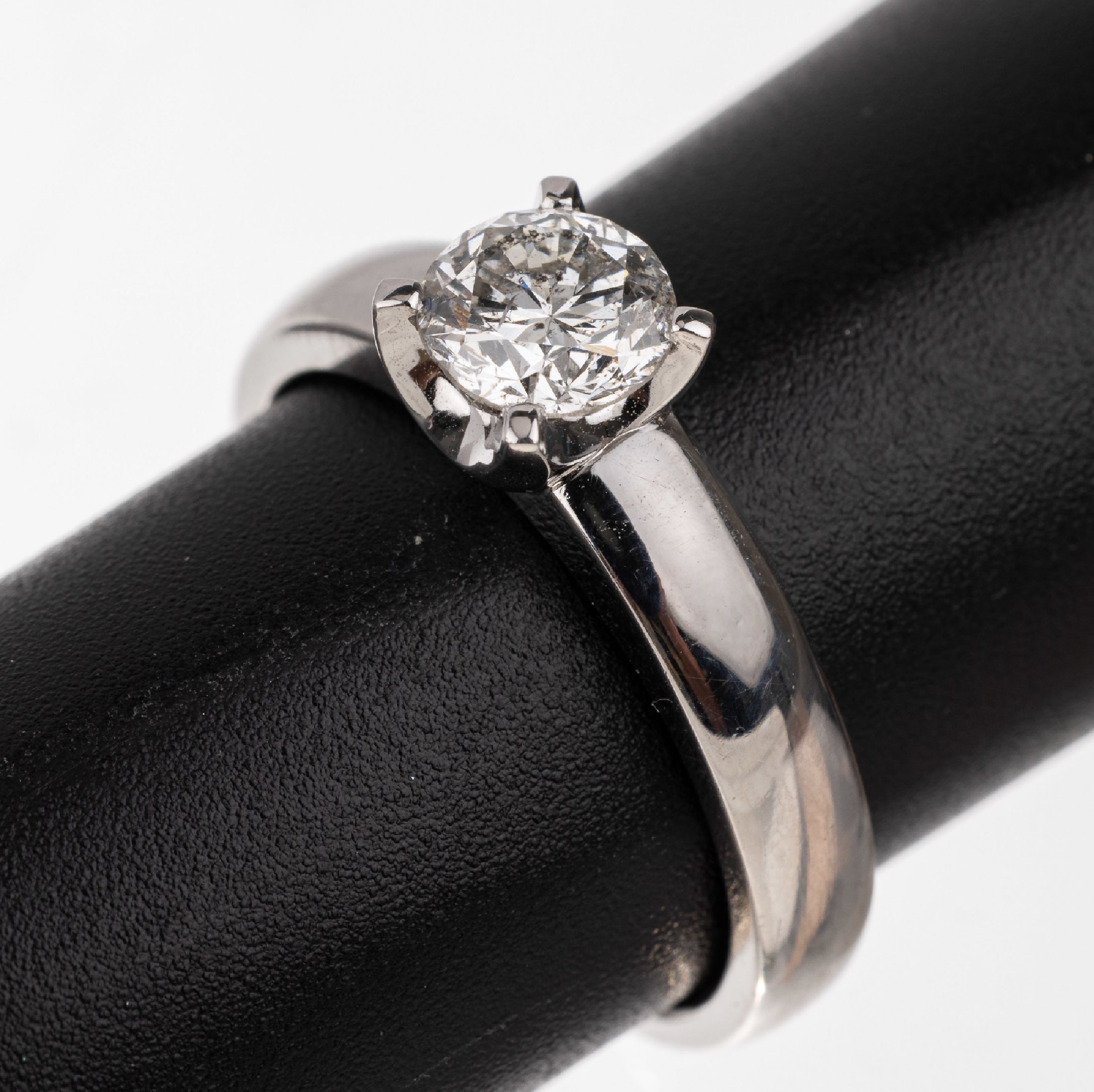 18 kt Gold Brillant-Ring, WG 750/000, Brillant ca. 0.81 ct feines Weiß/p, ca. 6.6 g,RW 54