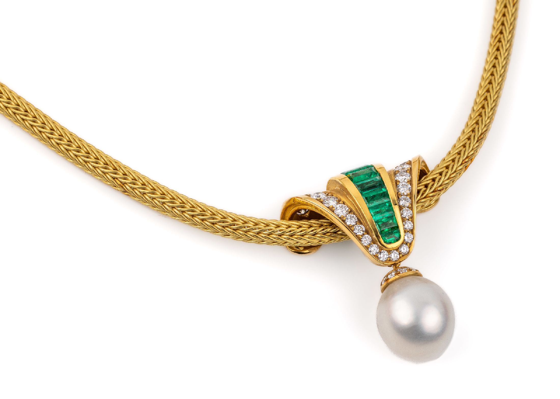 18 kt Gold Smaragd-Brillant-Clipanhänger mit Südseezuchtperle, an Kette GG 750/000, weiße Perle D ca. 12.5 - 13.7 mm, 9 Smaragd- Baguettes zus. ...