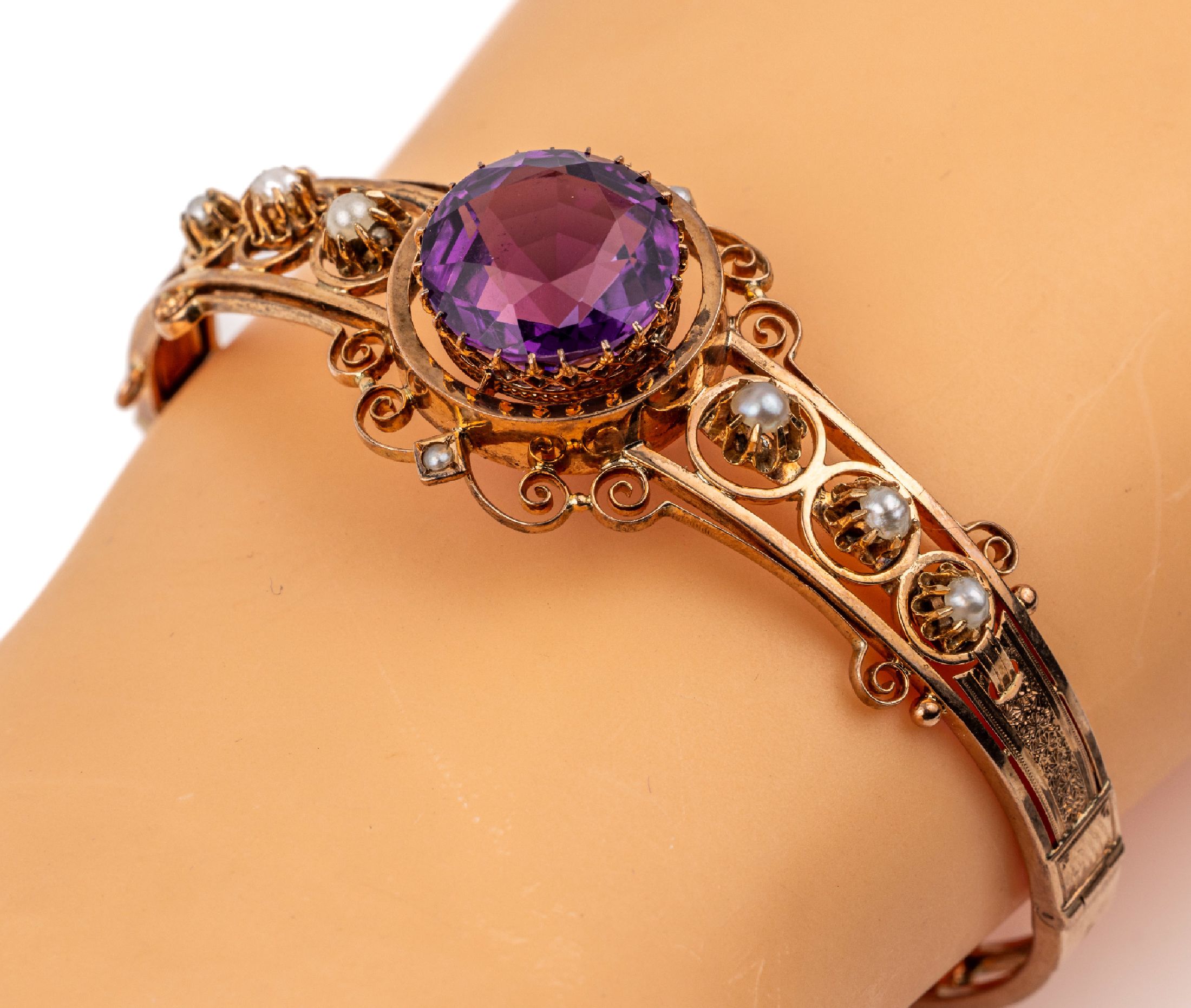 8 kt Gold Amethyst-Perl-Armreif, RG 333/000, um 1880, rundfacett. Amethyst, 6 kl. Perlchen, abstr.-floral graviert, Filigranarbeit, Klappscharnier, ...
