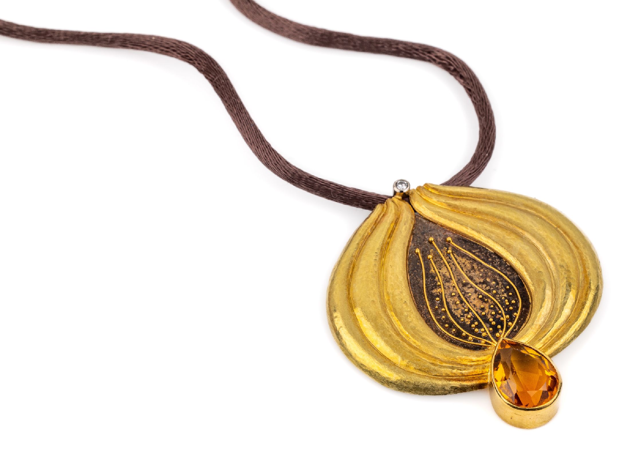 18 kt Gold Designer-Citrin-Anhänger/Brosche, GG/WG 750/000, in Form einer abstr.-Blüte, Meistermarke unged., facett. Citrin-Tropfen, 1 kl. ...
