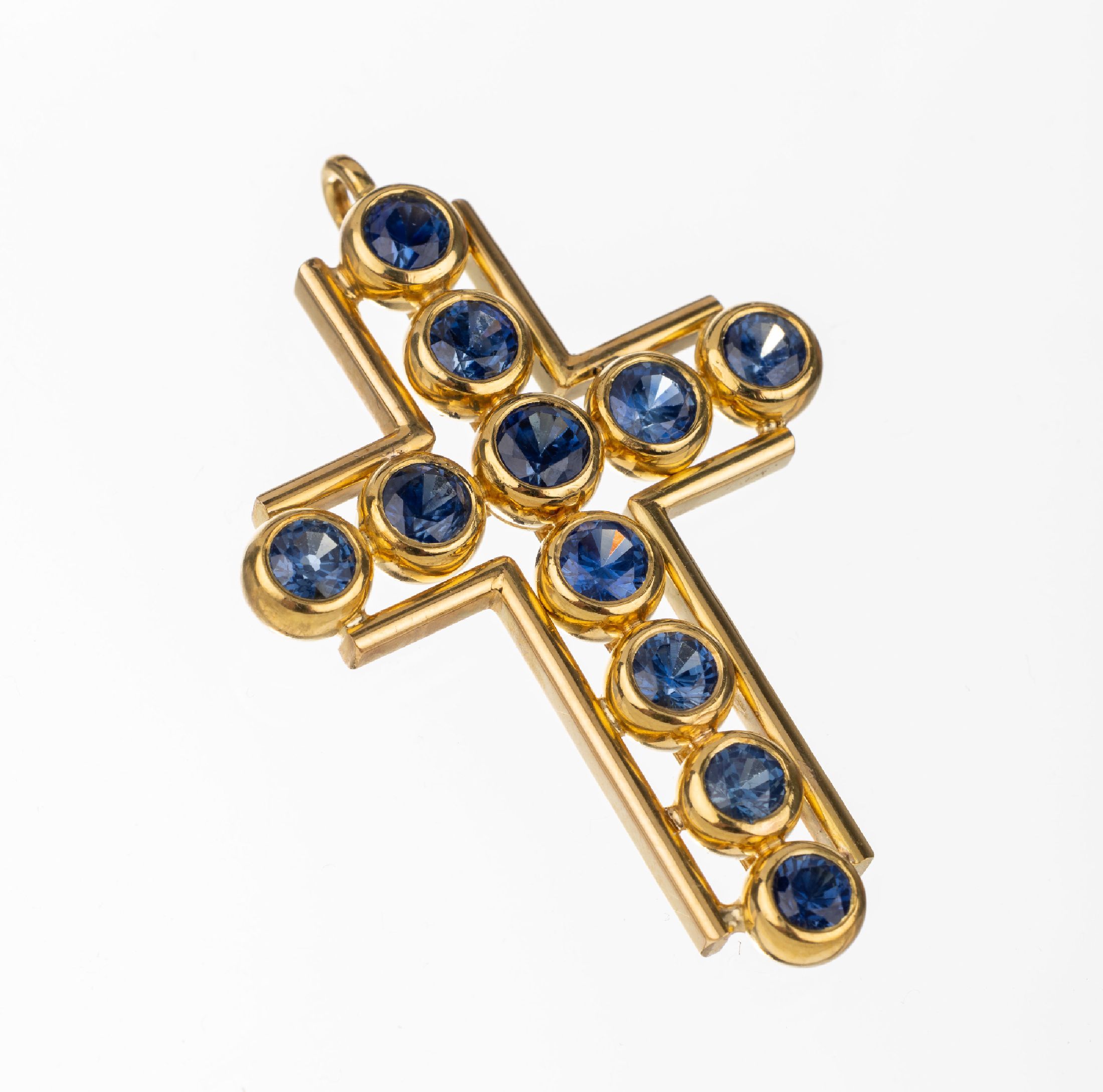 18 kt Gold Saphir-Kreuzanhänger, GG 750/ 000, 11 rundfacett. Saphire zus. ca. 0.70 ct, qualitätvolle Verarbeitung, L. ca. 4.5 cm, ca. 17.6 g