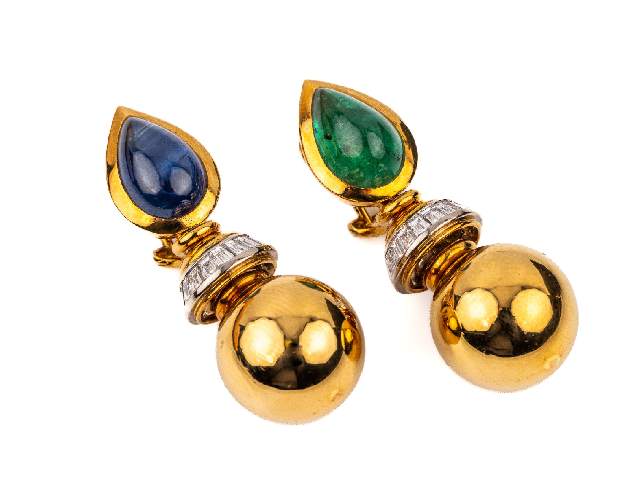 Paar 18 kt Gold Farbstein-Diamant-Ohrclip- stecker, GG/WG 750/000, Saphir- und Smaragd-cabochon in Tropfenform zus. ca. 12.11 ct, 18 Diamant-Trapeze ...