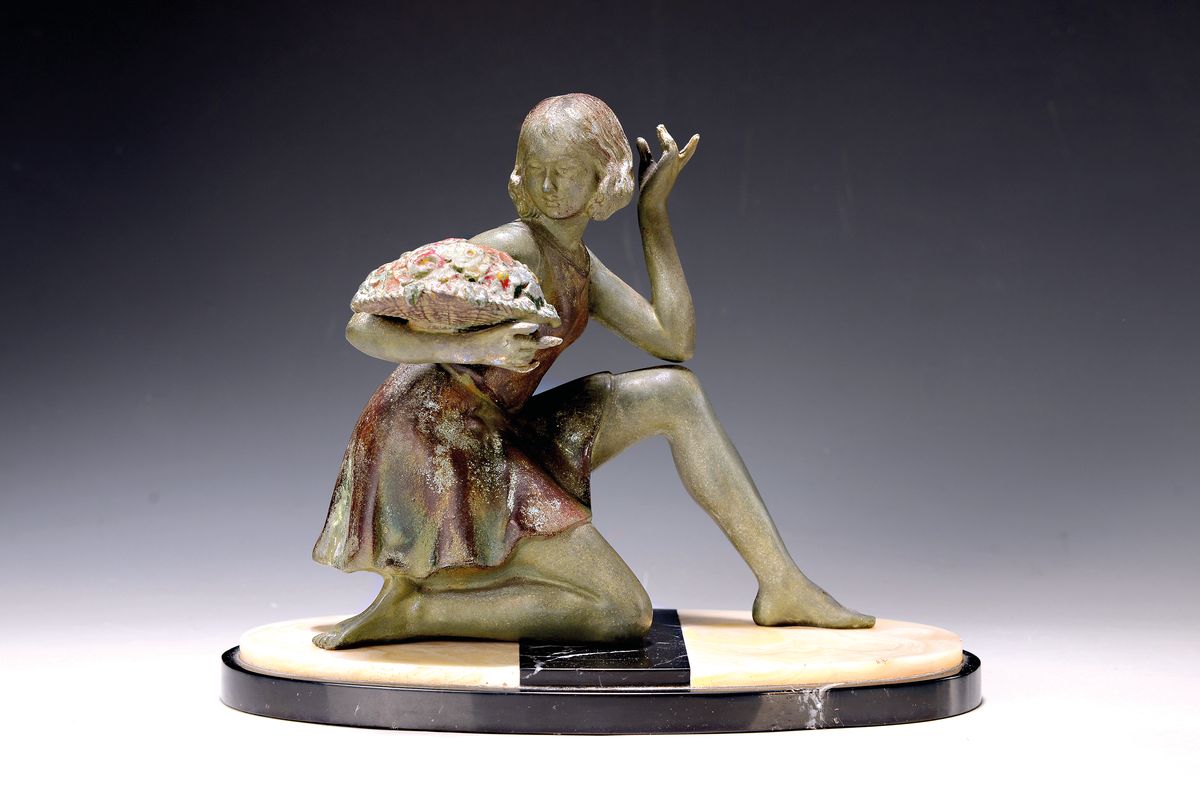 Georges Maxim, 1895-1940, Metallplastik, Art Deco, kniendes Blumenmädchen, am Rocksaum signiert, auf schwarz-weißem Sockel, Alterssp., H. 21 cm, ...
